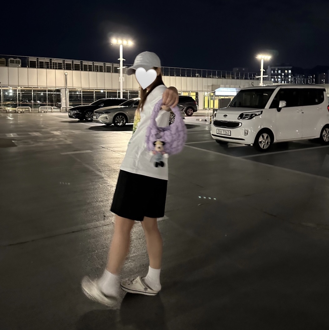 (W) Ganni Relaxed Rainbow T-Shirt Bright White, COS Quilted Micro Bag Purple 착용 스타일 - 1