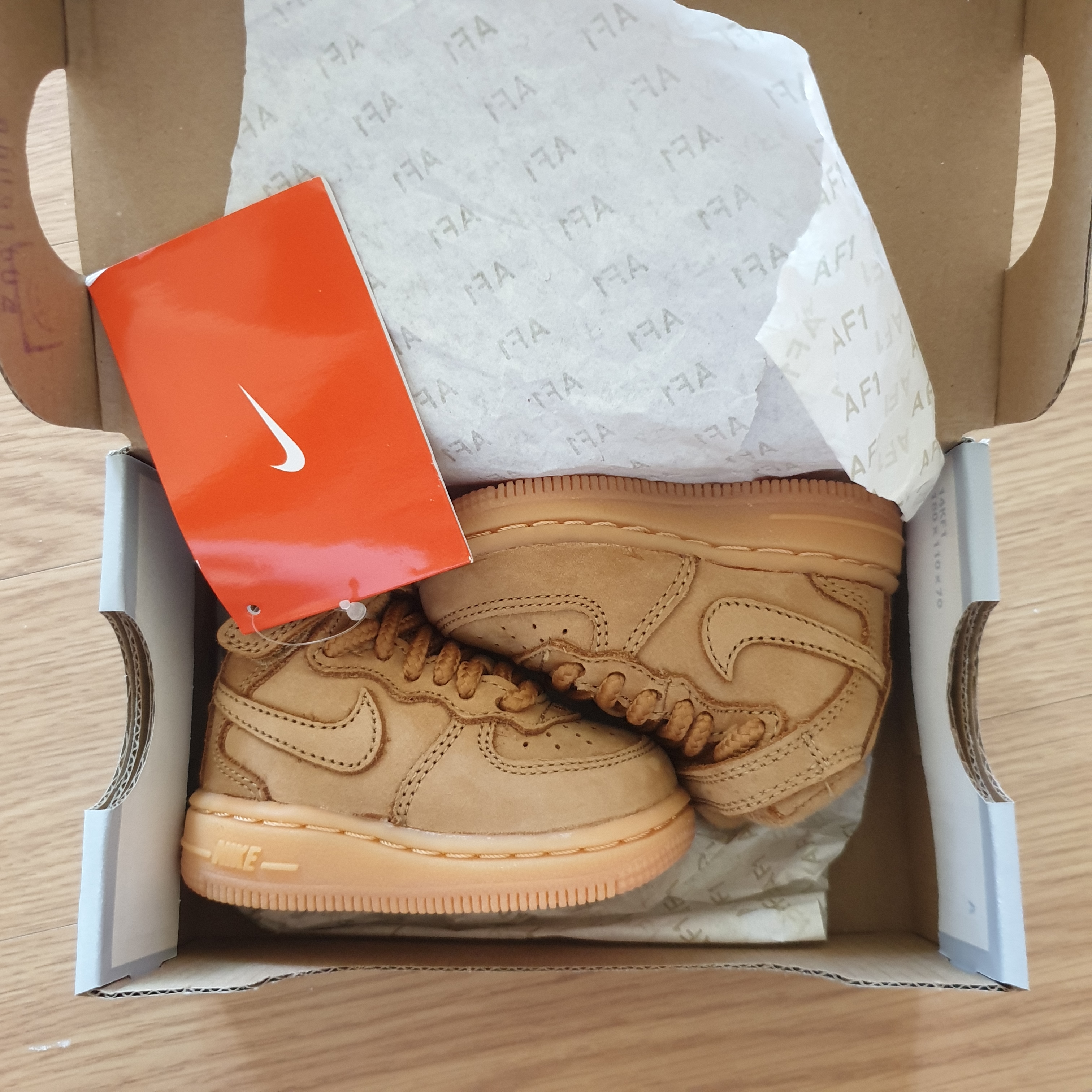 (TD) Nike Force 1 Mid LV8 Flax 착용 스타일 - 1
