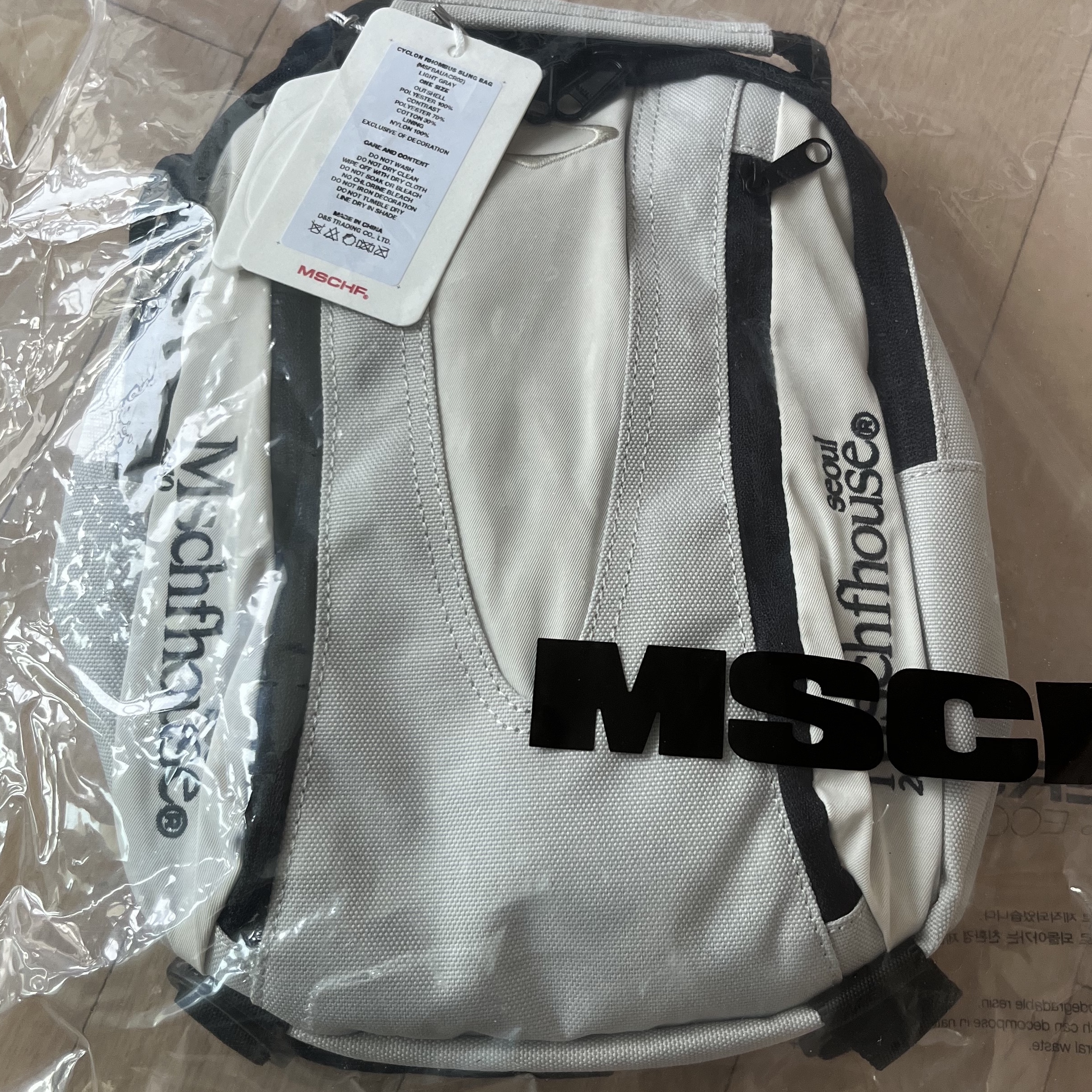 Mischief Cyclon Rhombus Sling Bag Light Grey 착용 스타일