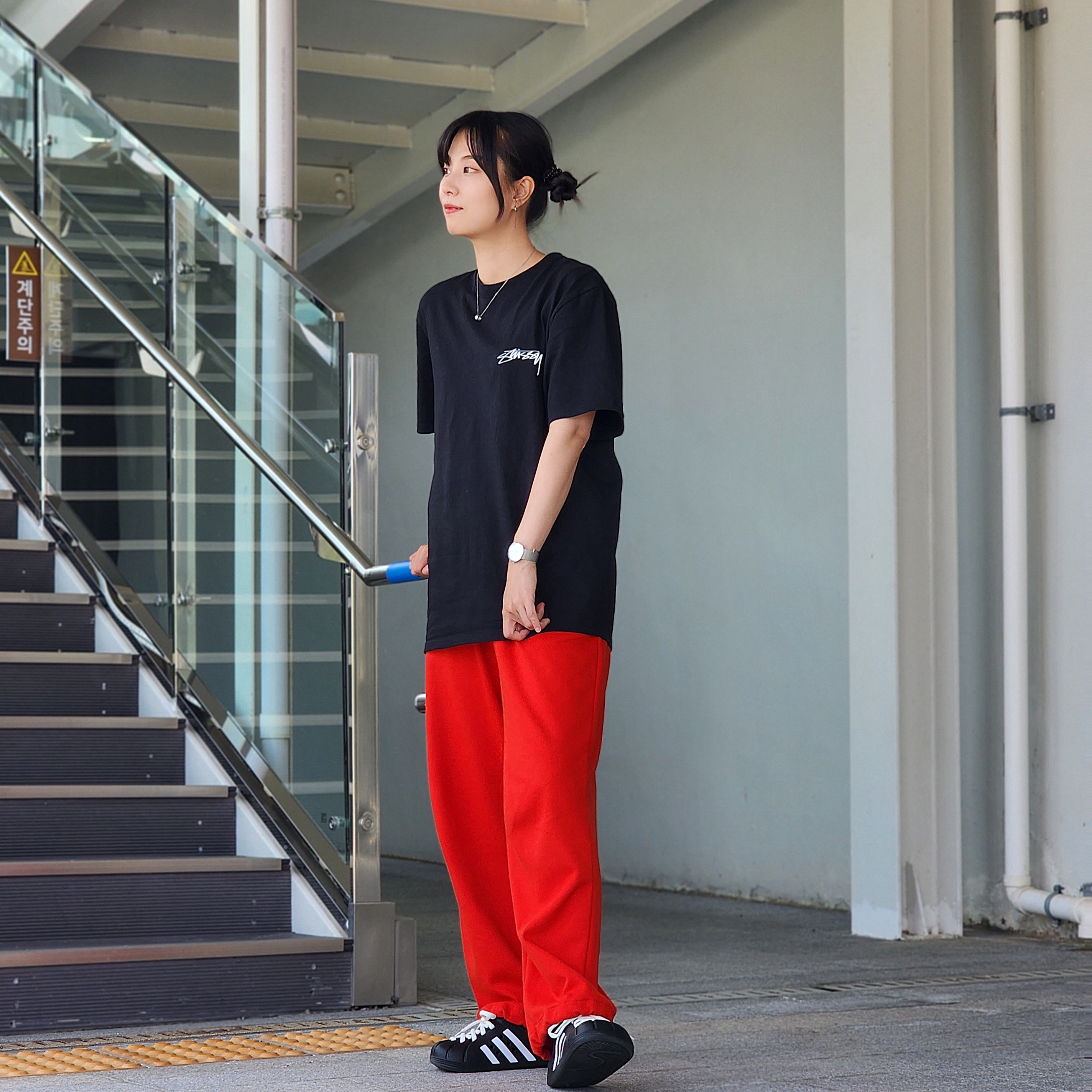 Adidas Adilette Clog Black White 착용 스타일