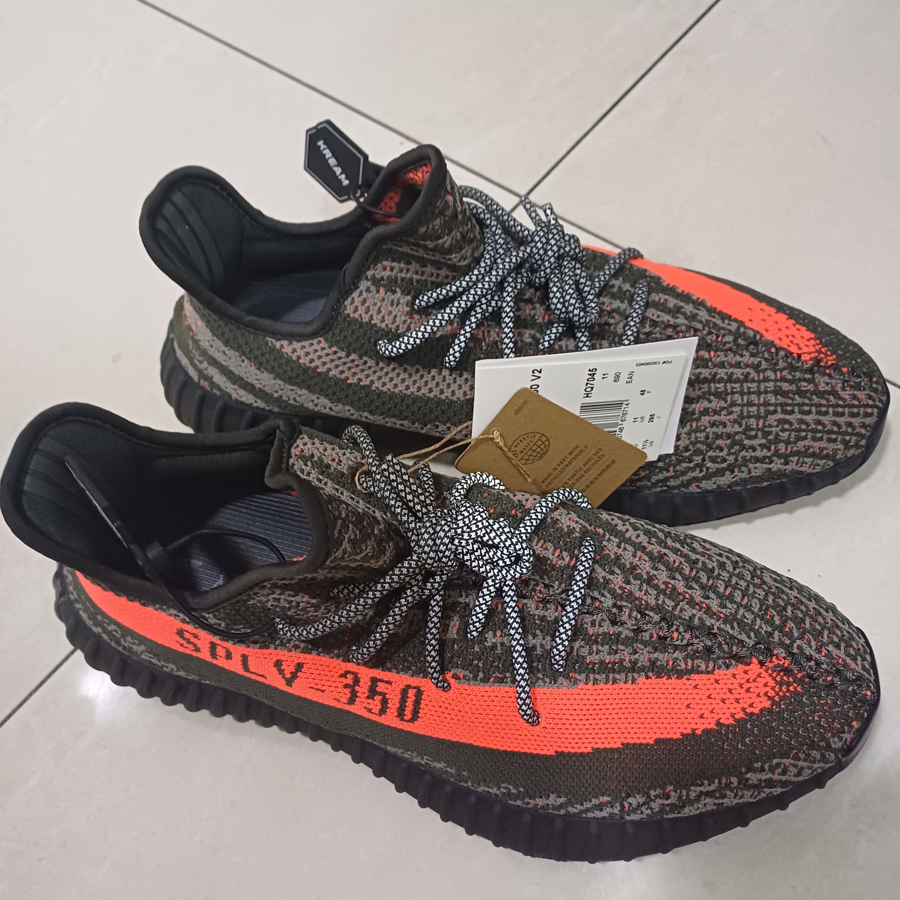 Adidas Yeezy Boost 350 V2 Carbon Beluga 착용 스타일 - 2