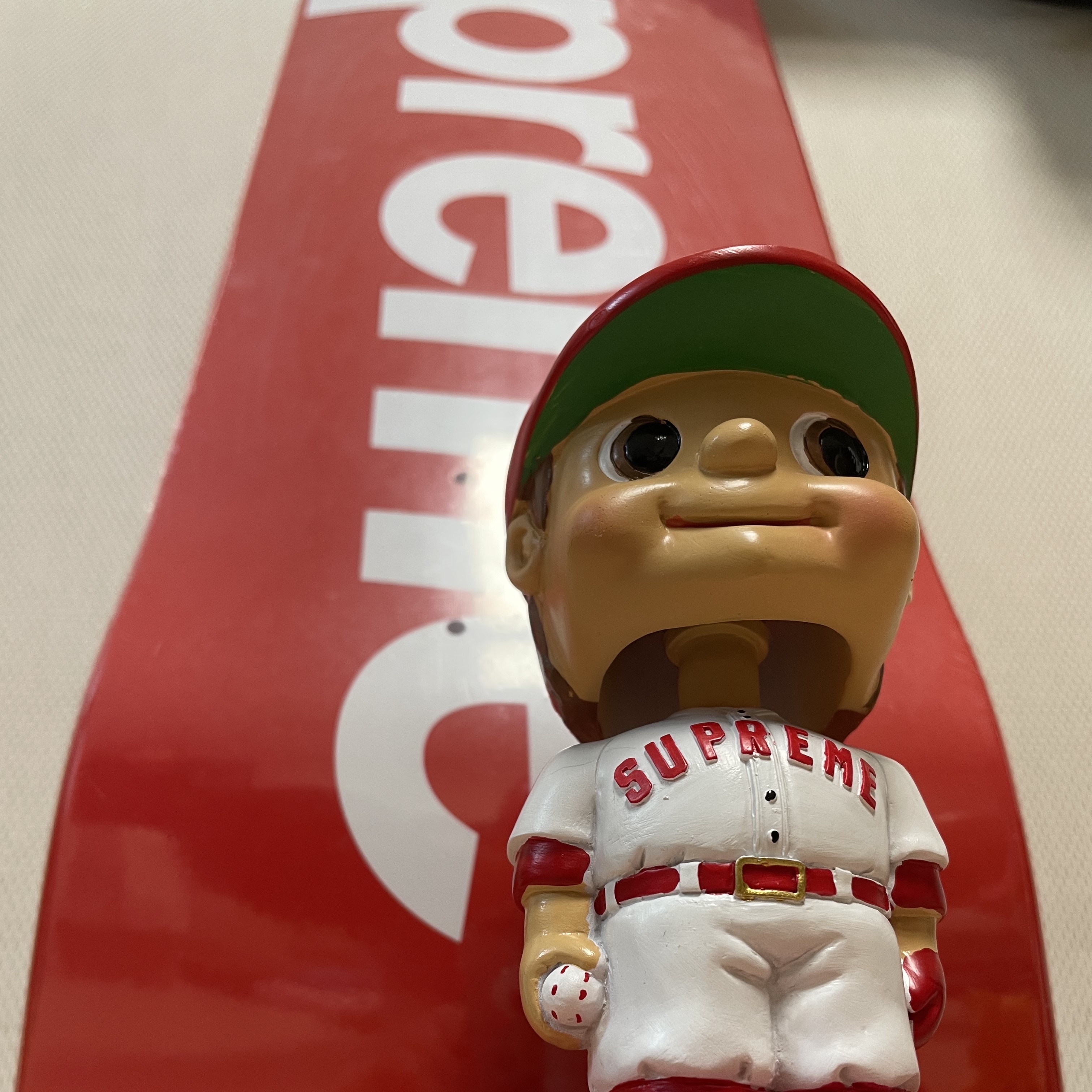 Supreme Bobblehead Red - 23SS, Supreme Uncut Box Logo Skateboard Deck Red - 22SS 착용 스타일