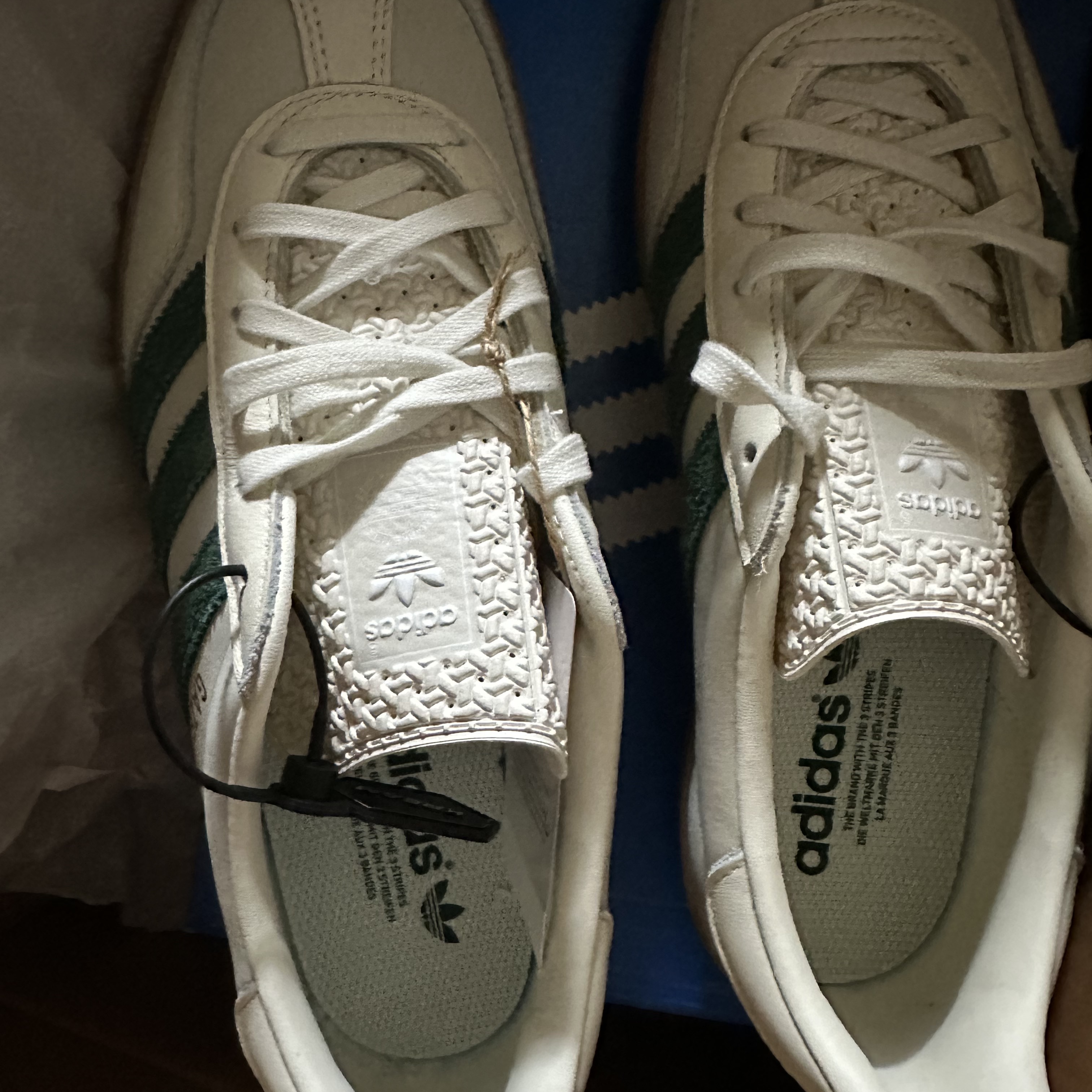 Adidas x Emmi Gazelle Indoor Off White Dark Green 착용 스타일 - 3