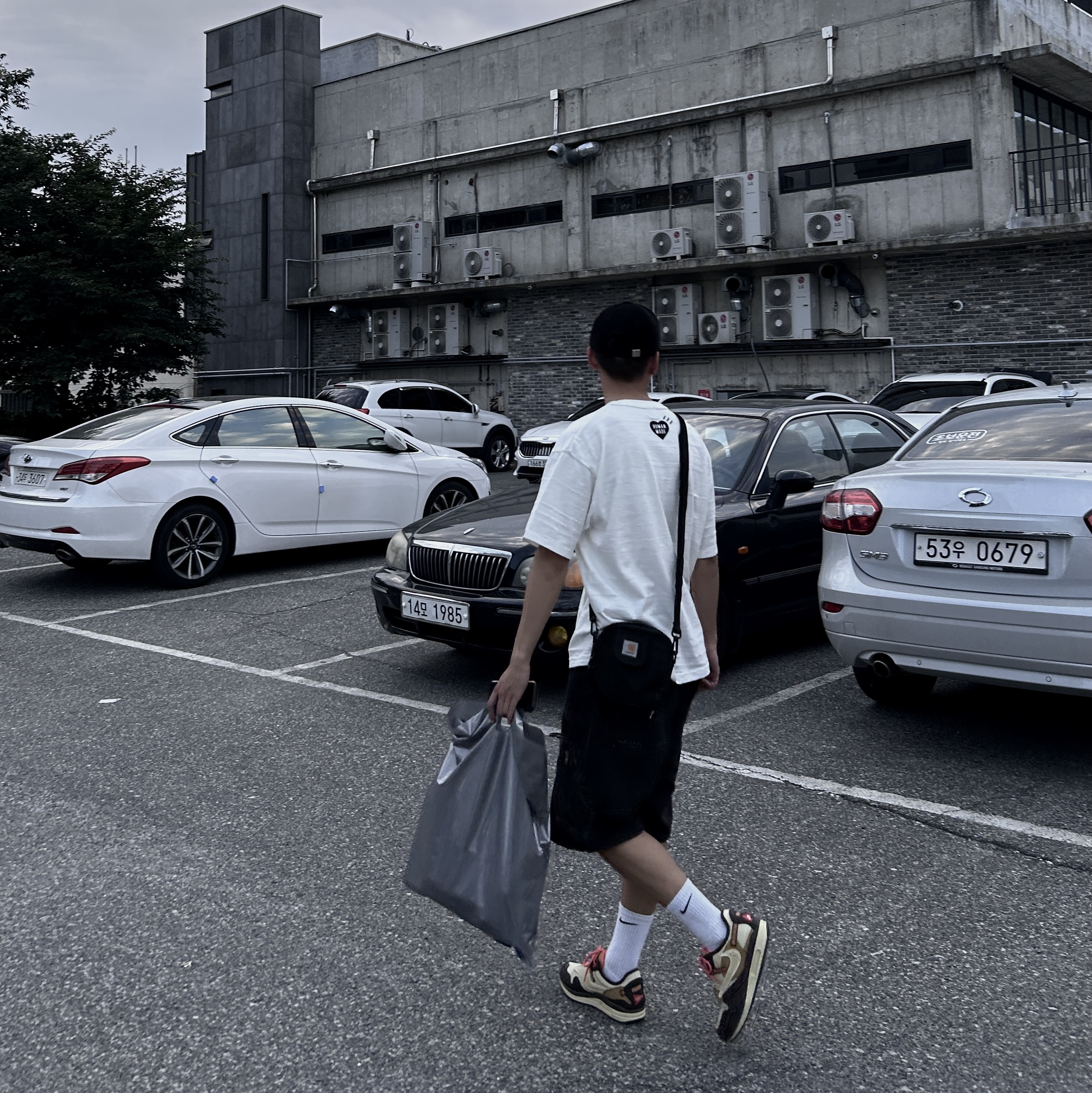 Nike x Travis Scott Air Max 1 Cact.us Brown, Human Made Graphic T-Shirt #04 White 착용 스타일