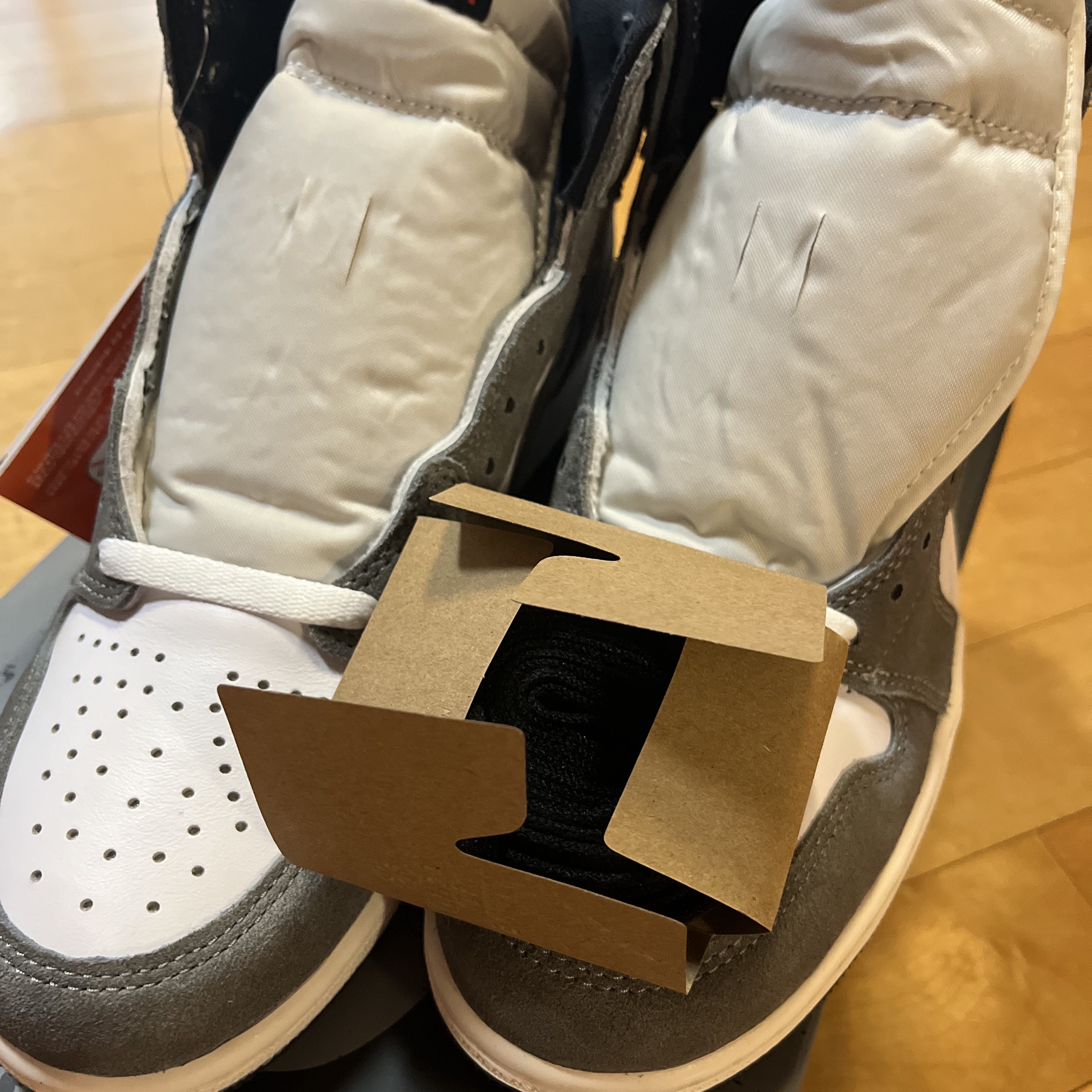 Jordan 1 Retro High OG Black and Smoke Grey 착용 스타일 - 4