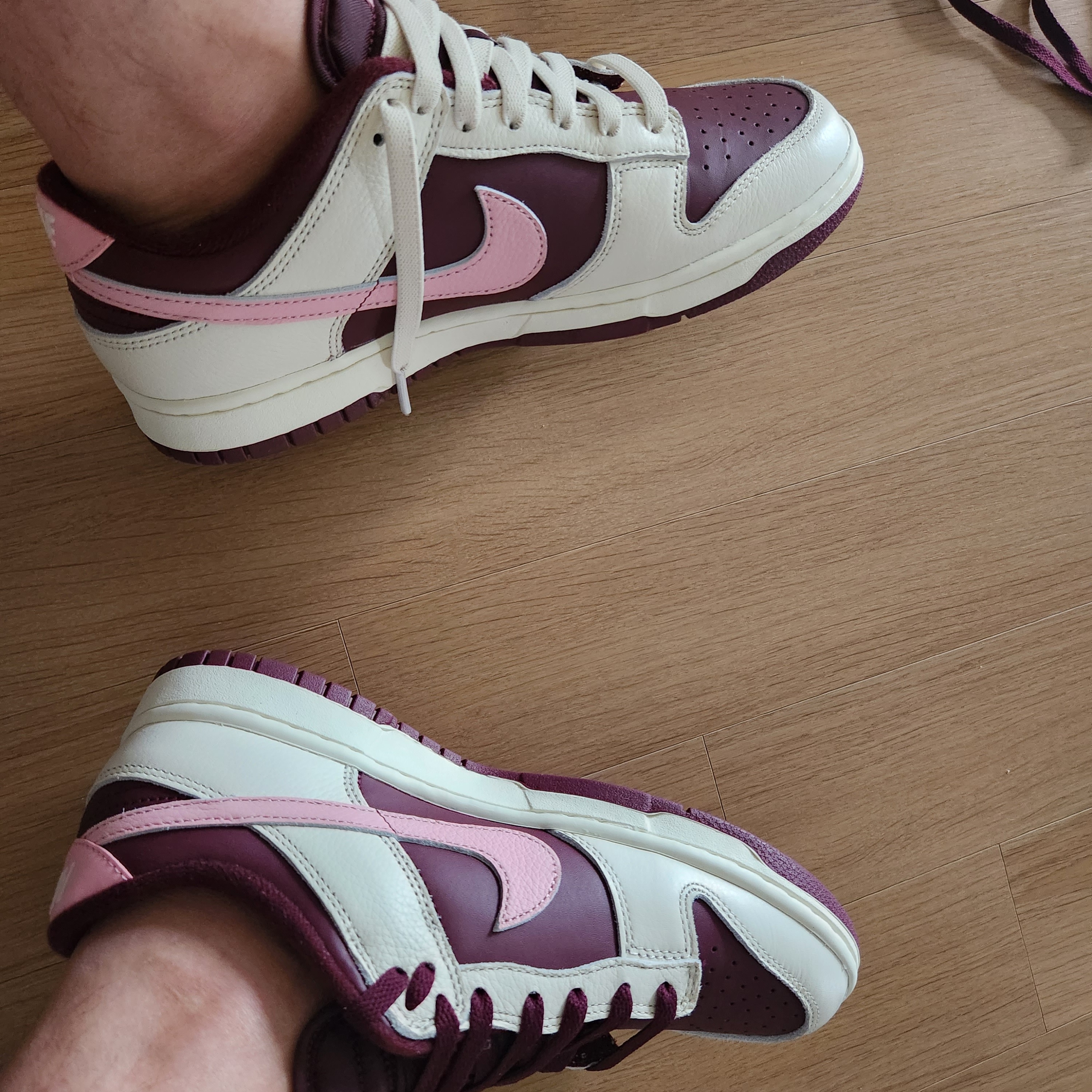 NIke Dunk Low Retro Night Maroon and Medium Soft Pink 착용 스타일 - 1