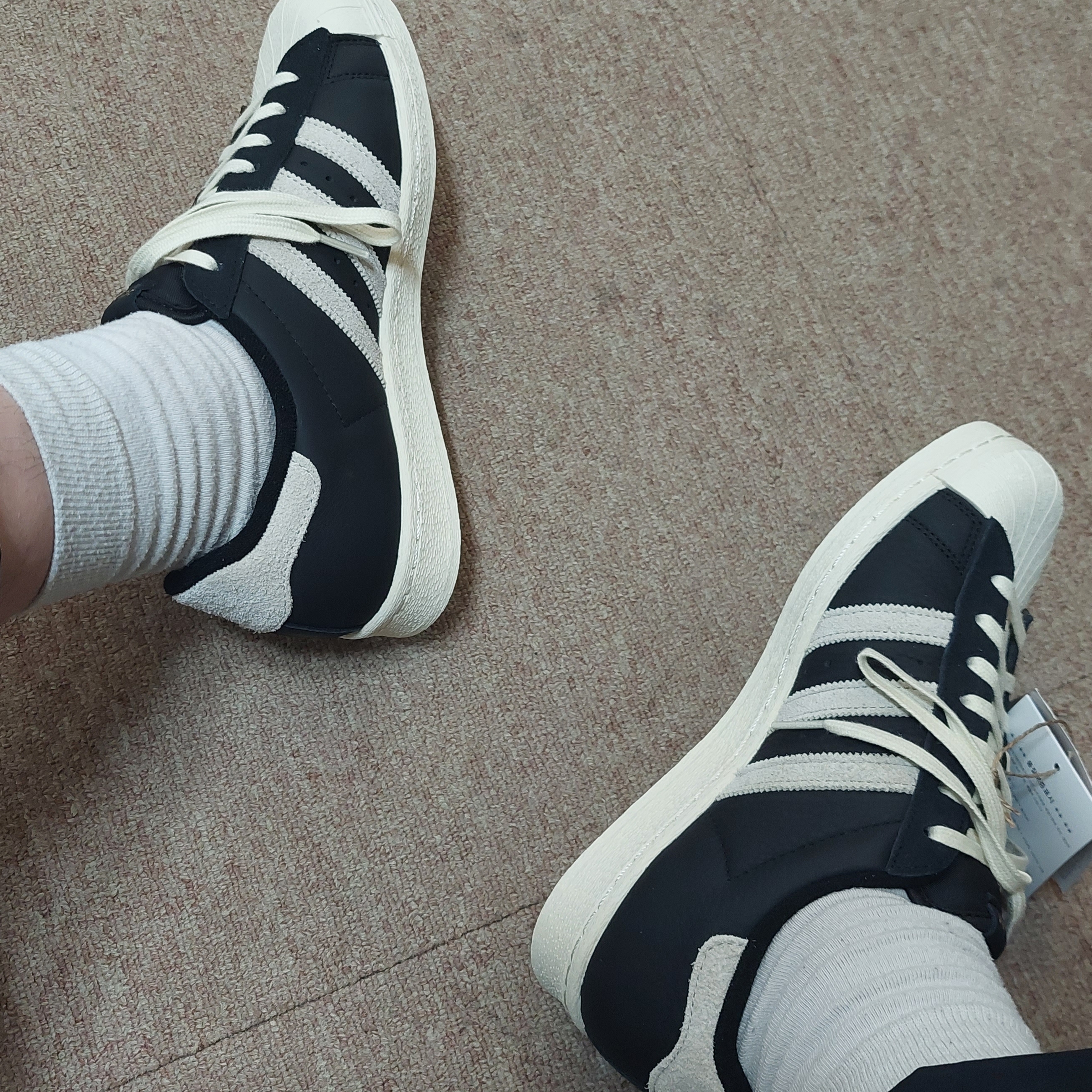 Adidas Superstar 82 Black White 착용 스타일 - 2