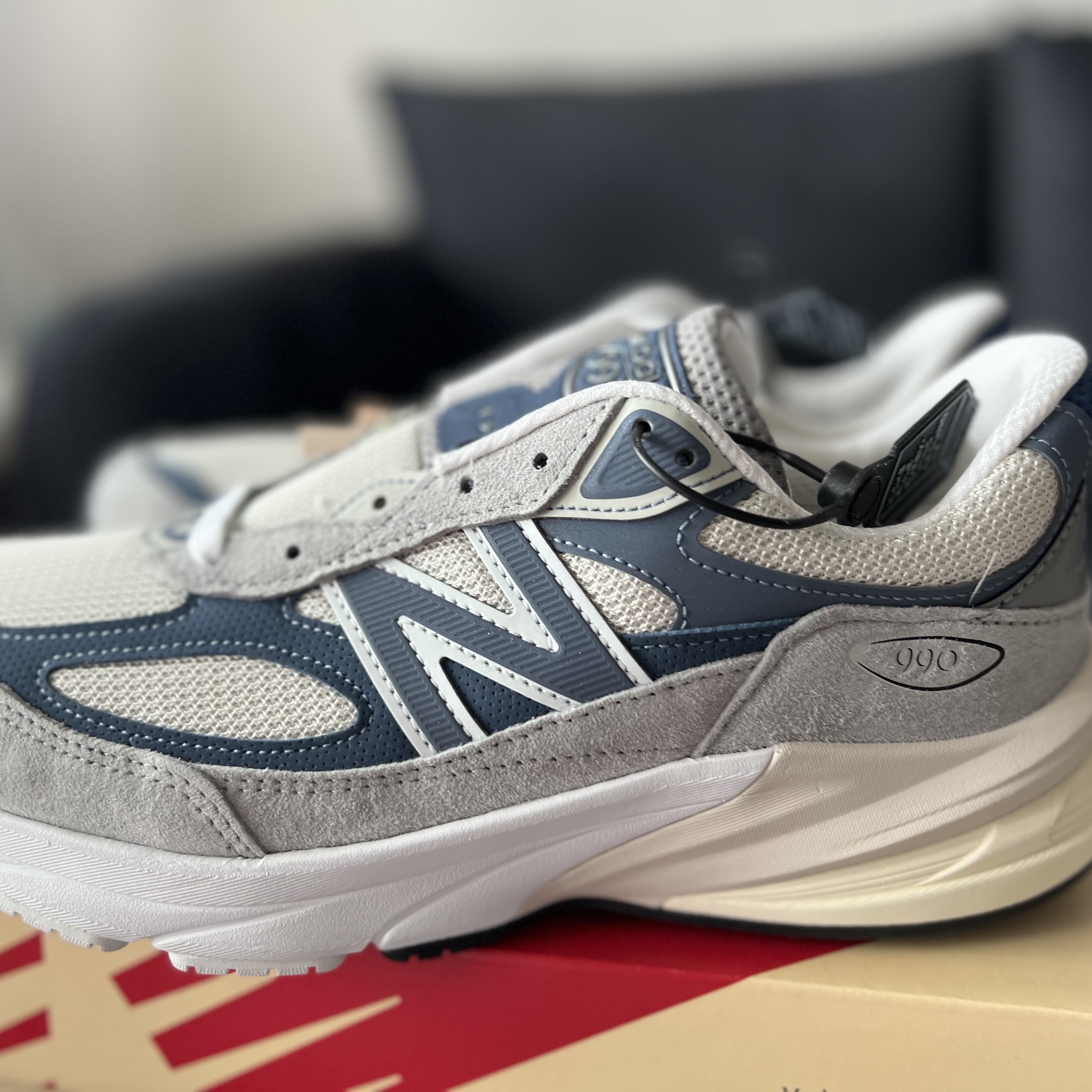 New Balance 990v6 Made in USA Gray Suede 착용 스타일 - 2
