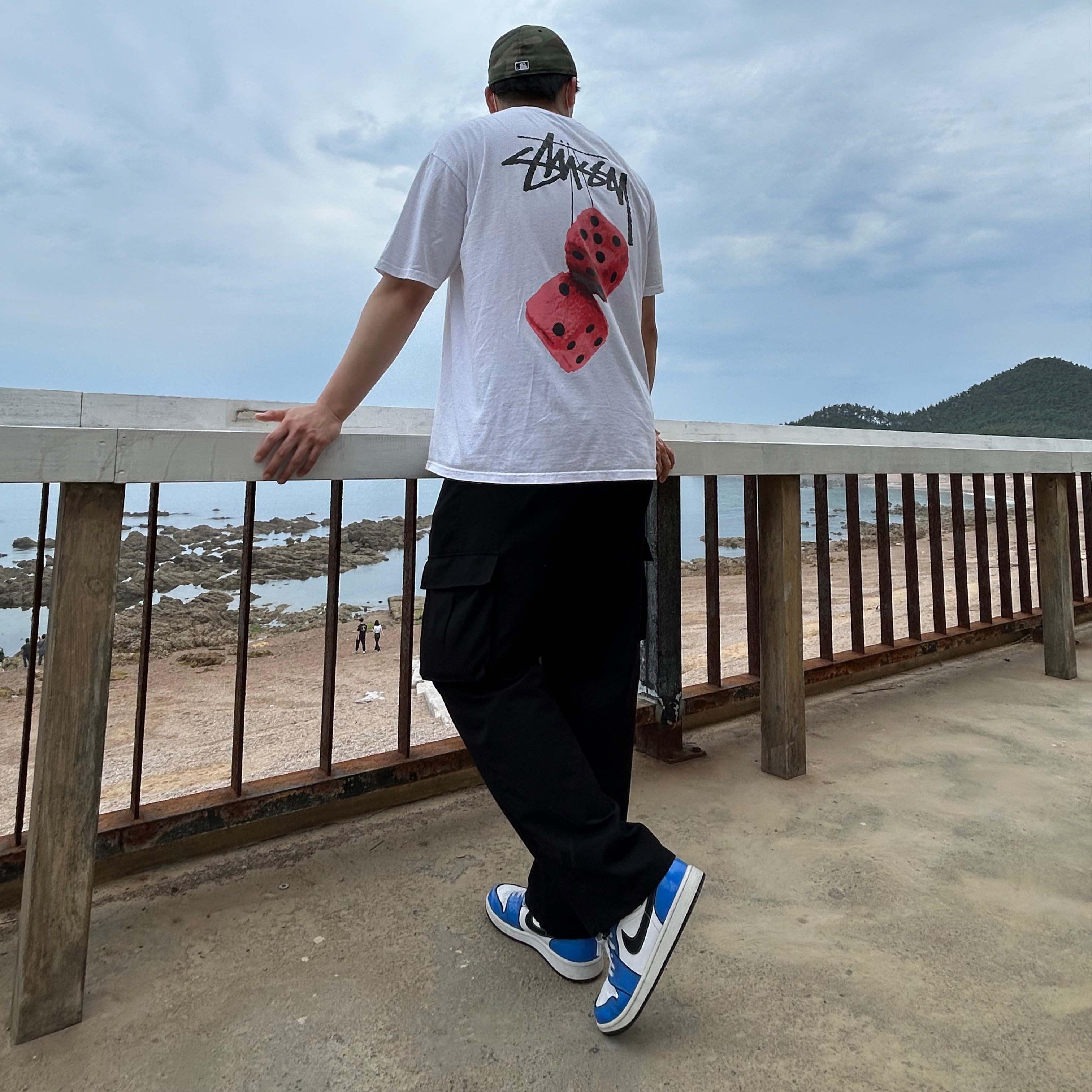 Stussy Fuzzy Dice T-Shirt White, Jordan 1 Mid SE Signal Blue 착용 스타일 - 2
