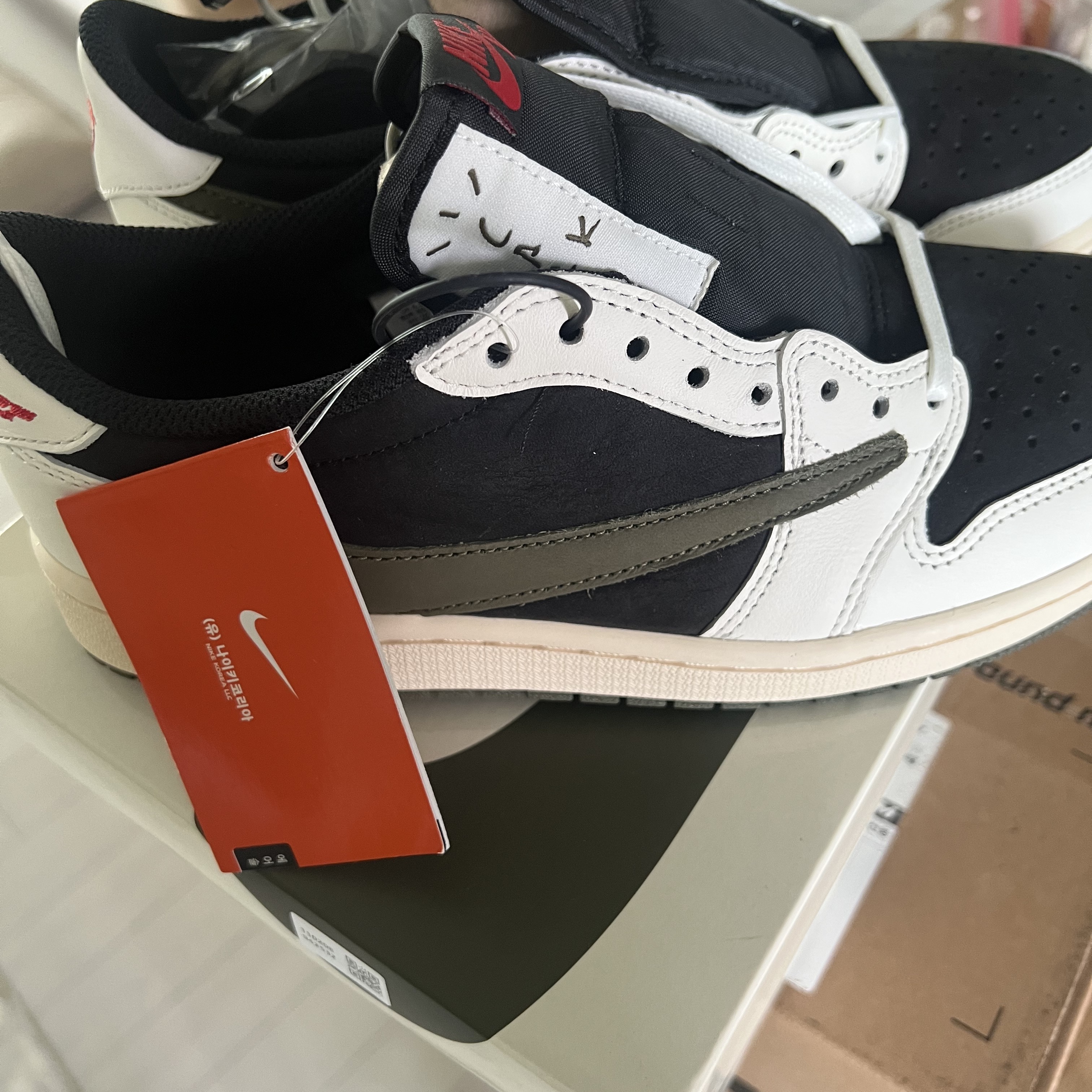 (W) Jordan 1 x Travis Scott Retro Low OG SP Medium Olive 착용 스타일 - 3