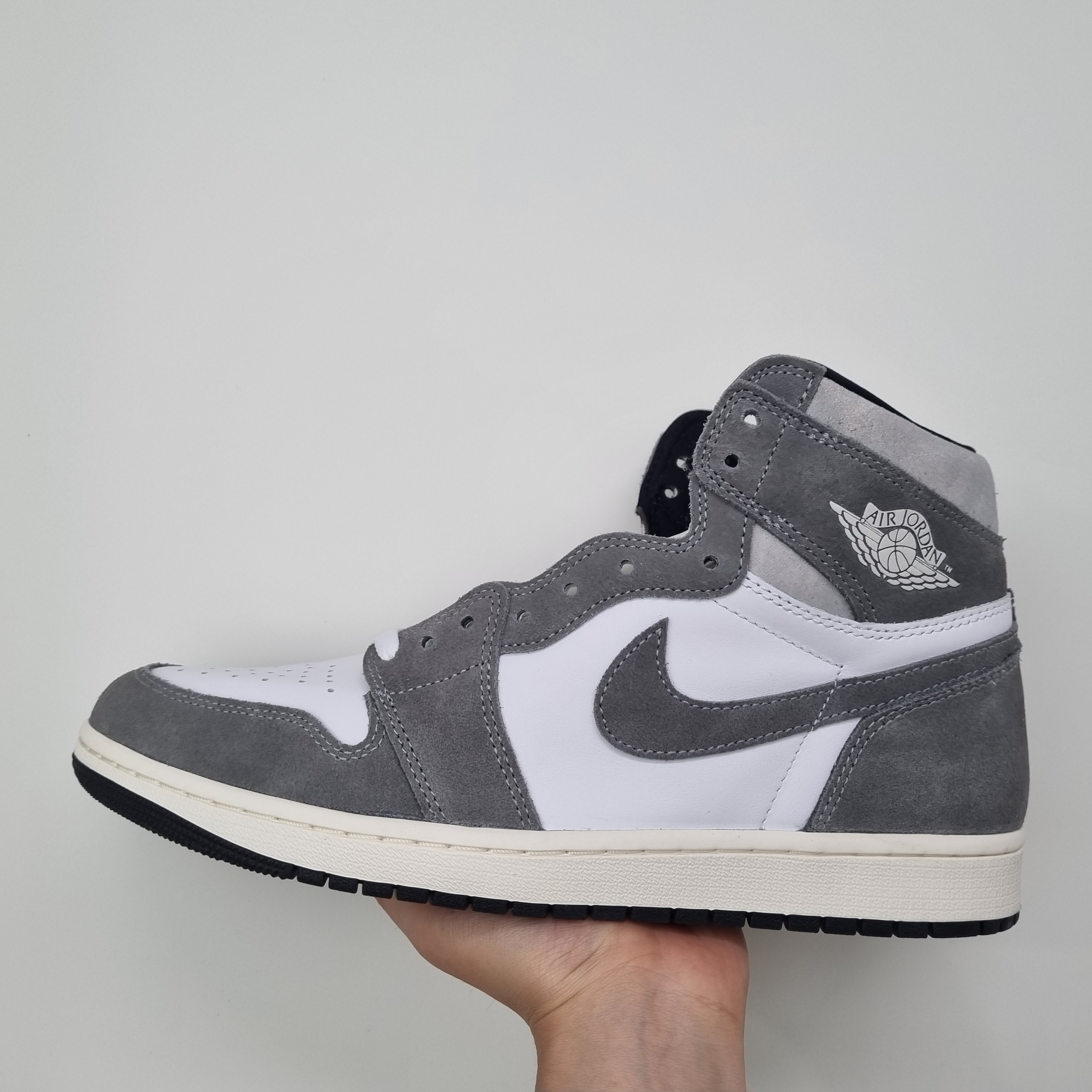 Jordan 1 Retro High OG Black and Smoke Grey 착용 스타일 - 1