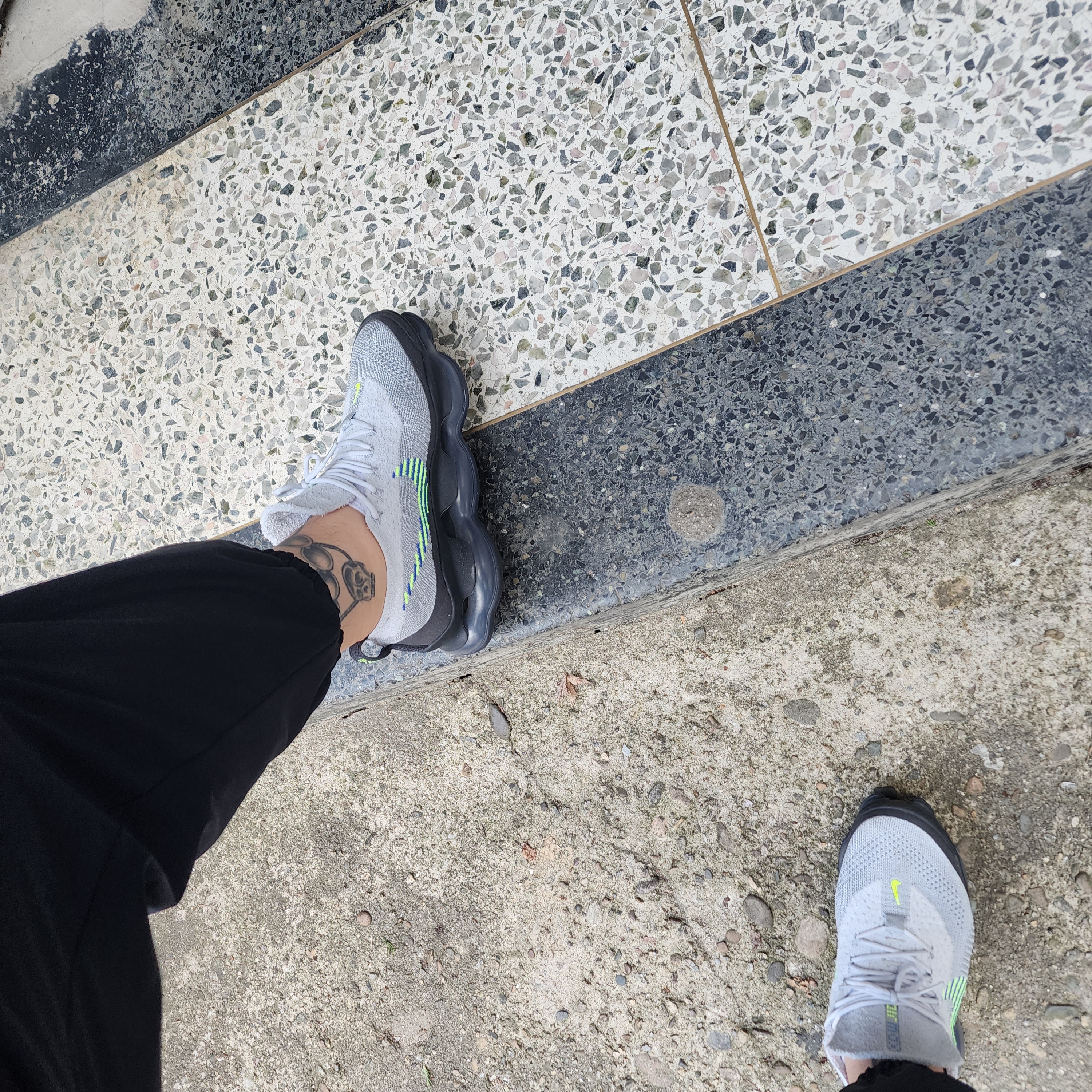 Nike Air Max Scorpion Flyknit Dark Smoke Grey 착용 스타일