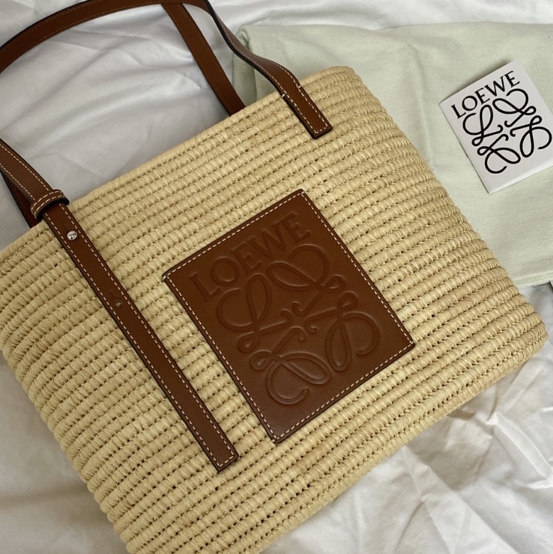 Loewe Small Square Basket Bag in Raffia and Calfskin Natural Pecan 착용 스타일