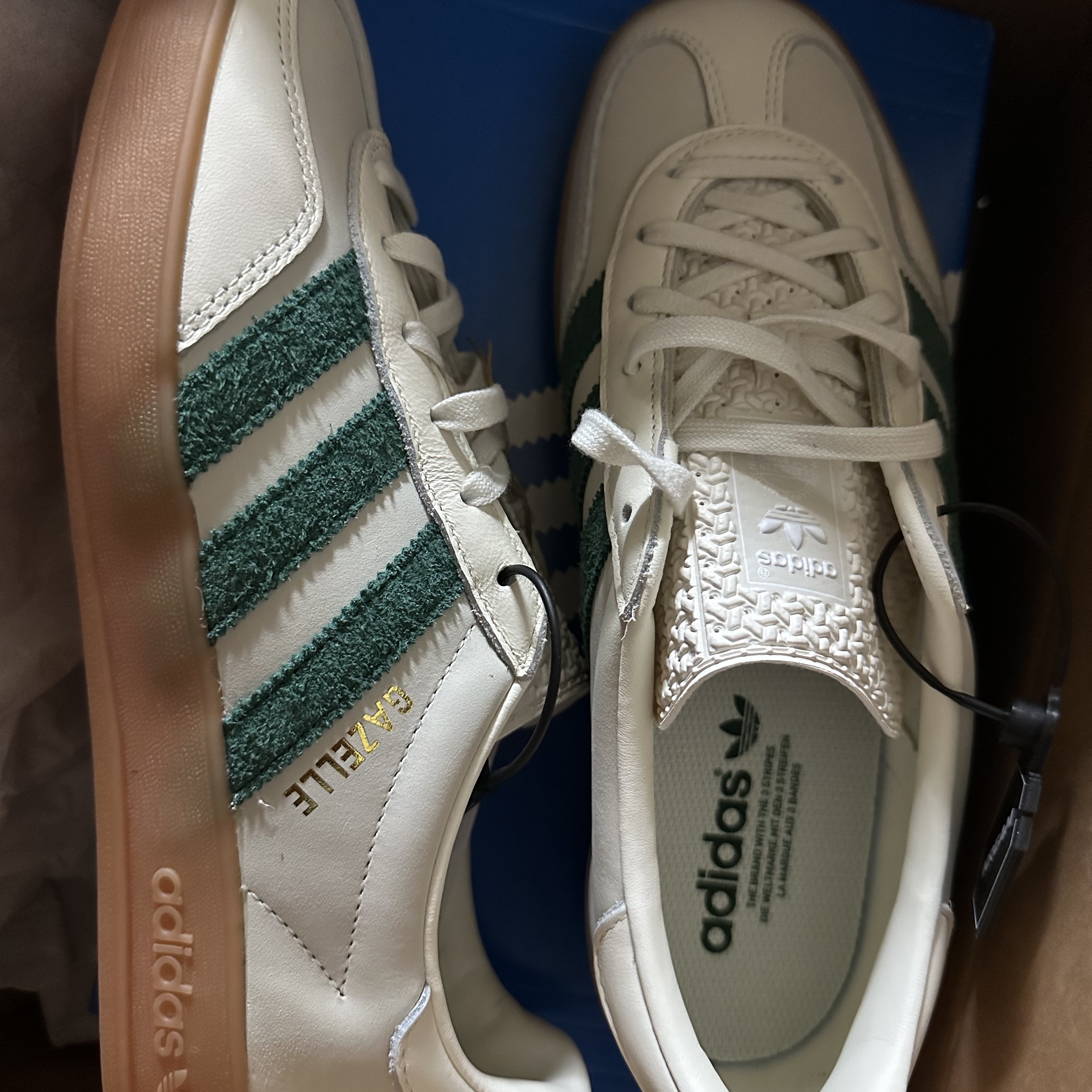 Adidas x Emmi Gazelle Indoor Off White Dark Green 착용 스타일 - 2