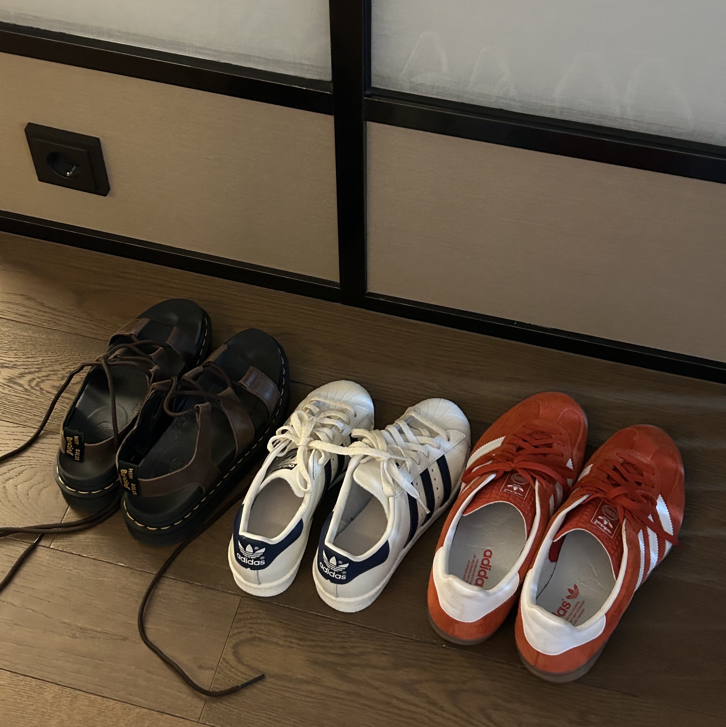 Adidas Superstar 82 White Dark Blue, (W) Adidas Gazelle Indoor Bold Orange Cloud White 착용 스타일