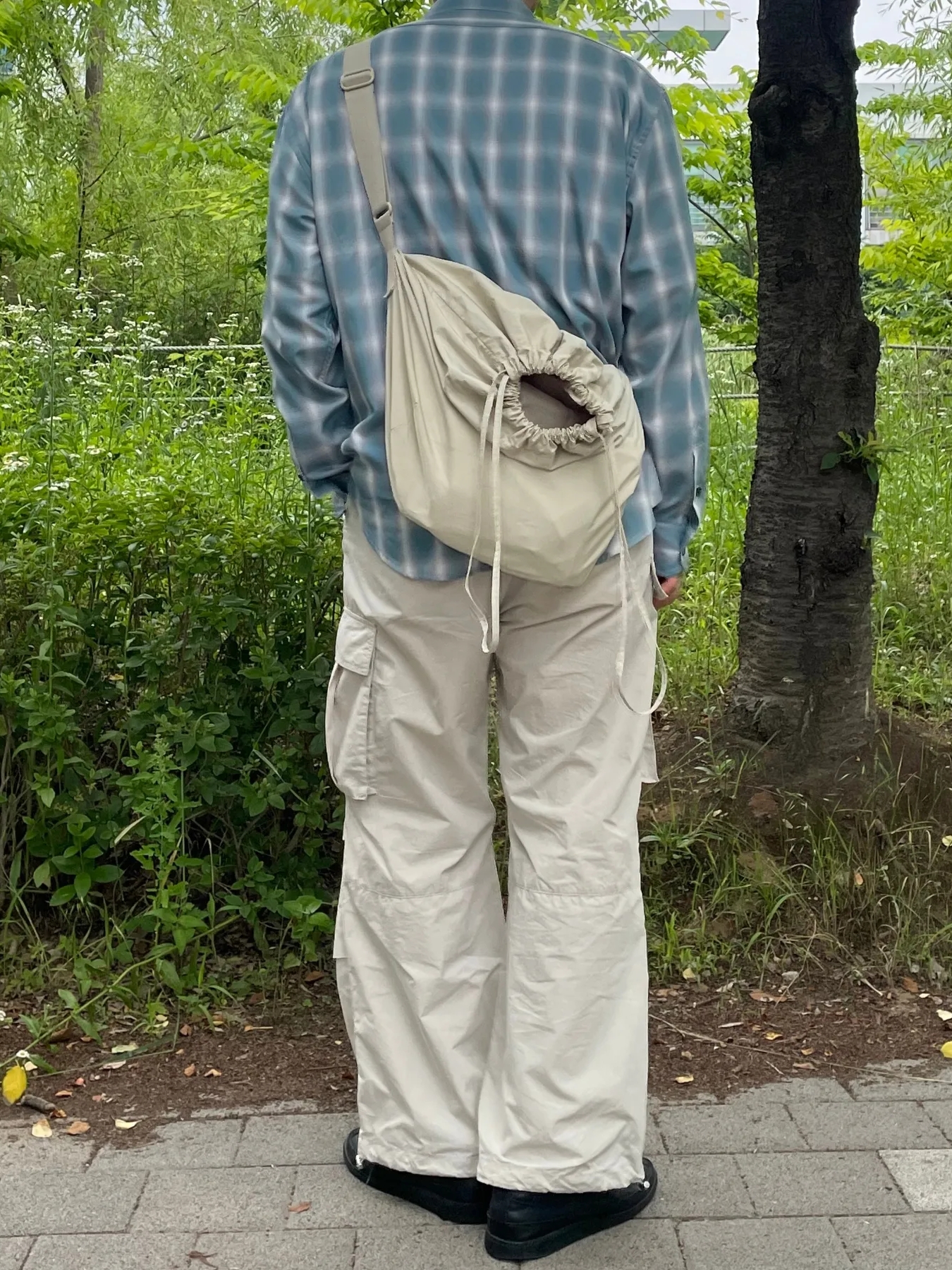 Uniqlo U Drawstring Shoulder Bag Natural 착용 스타일 - 4