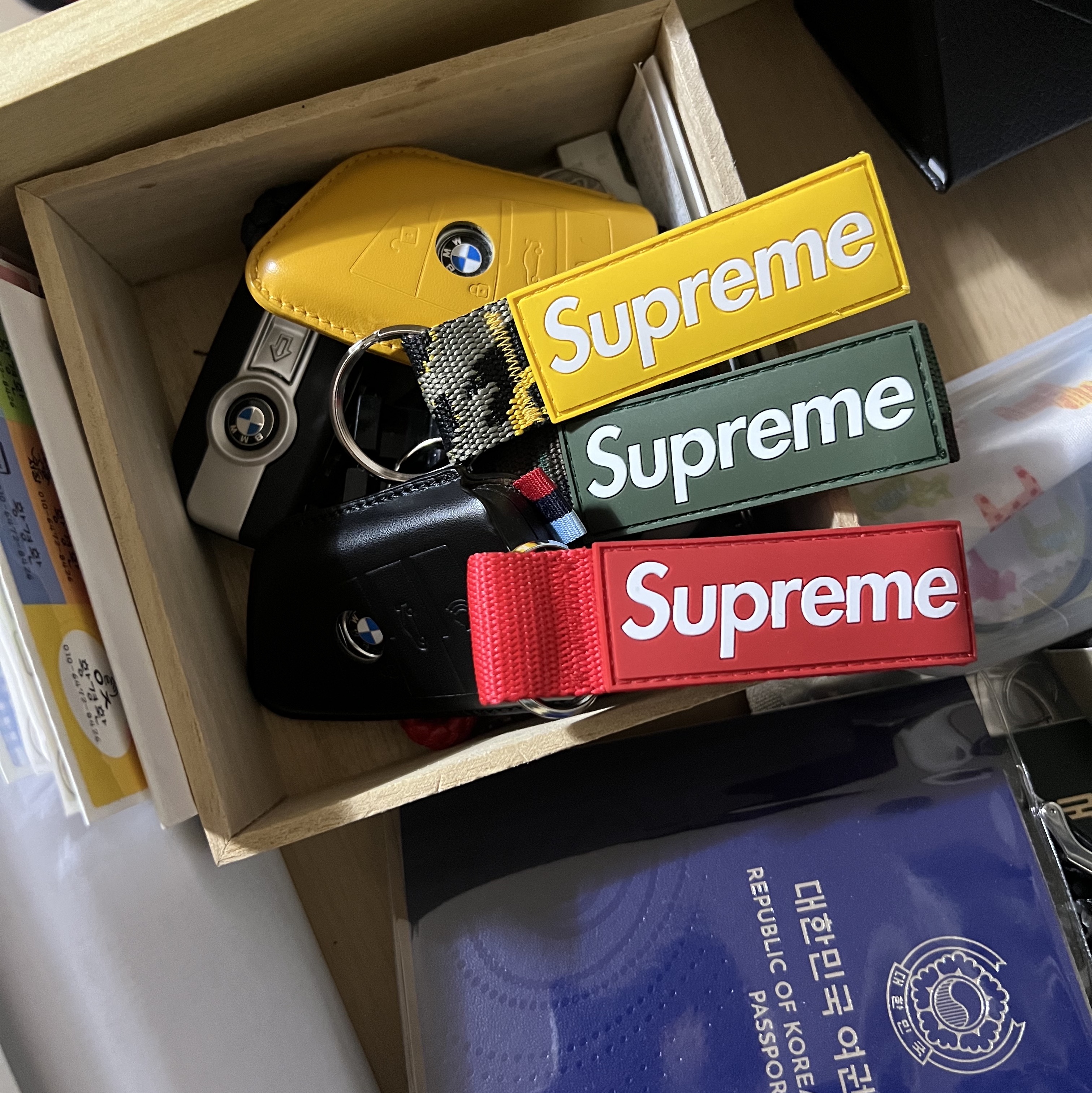 Supreme Webbing Keychain Yellow Camo - 23SS, Supreme Webbing Keychain Green Camo - 23SS 착용 스타일