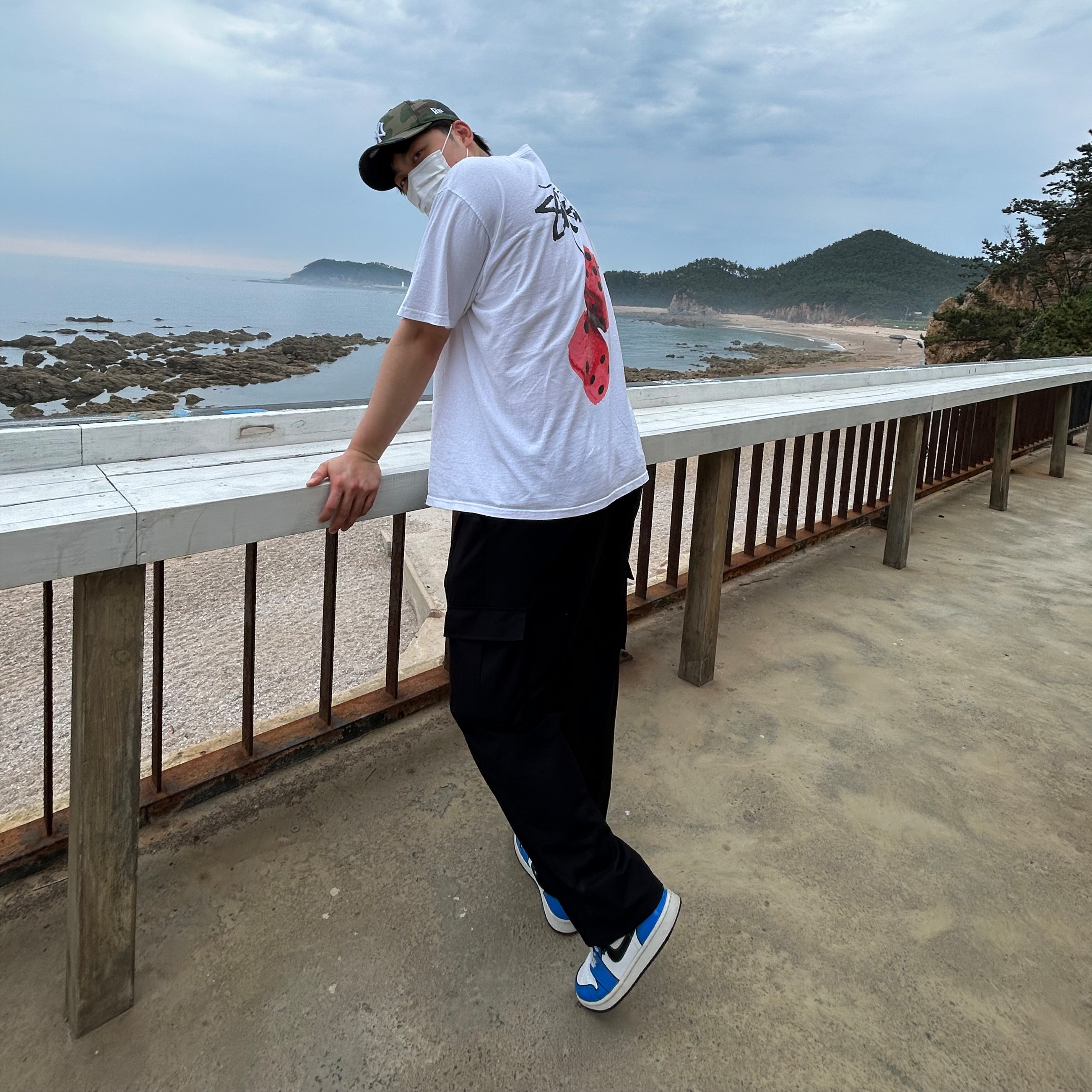 Stussy Fuzzy Dice T-Shirt White, Jordan 1 Mid SE Signal Blue 착용 스타일 - 1