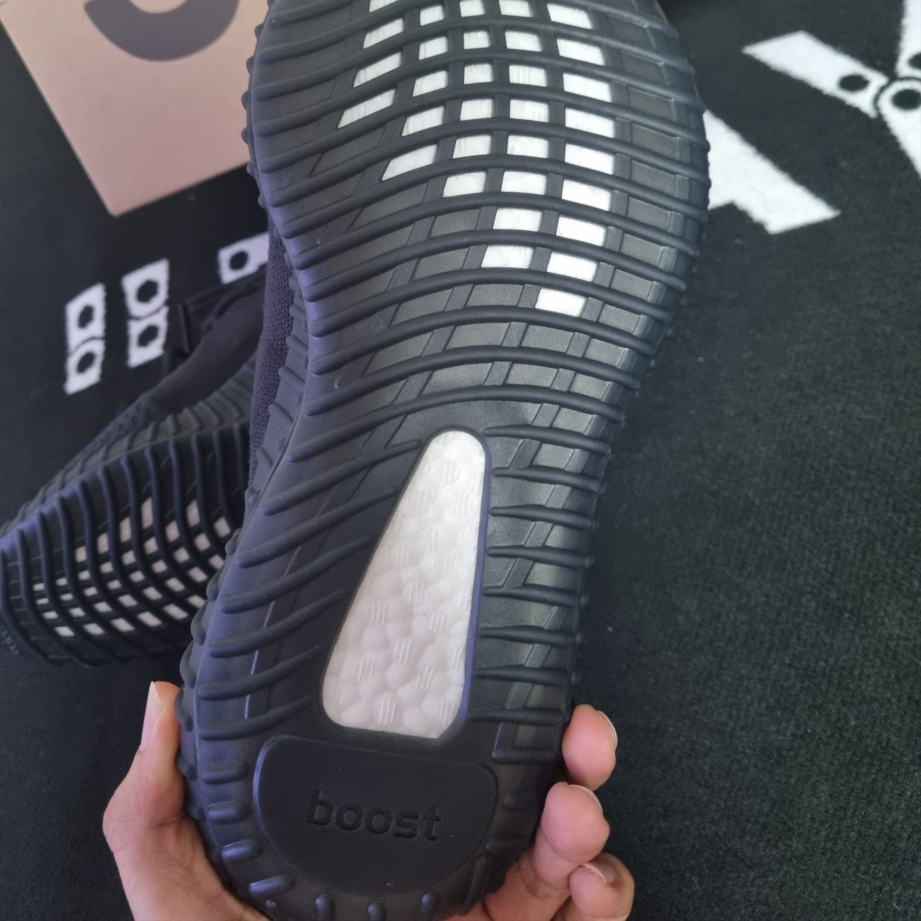 Adidas Yeezy Boost 350 V2 Onyx 착용 스타일 - 3