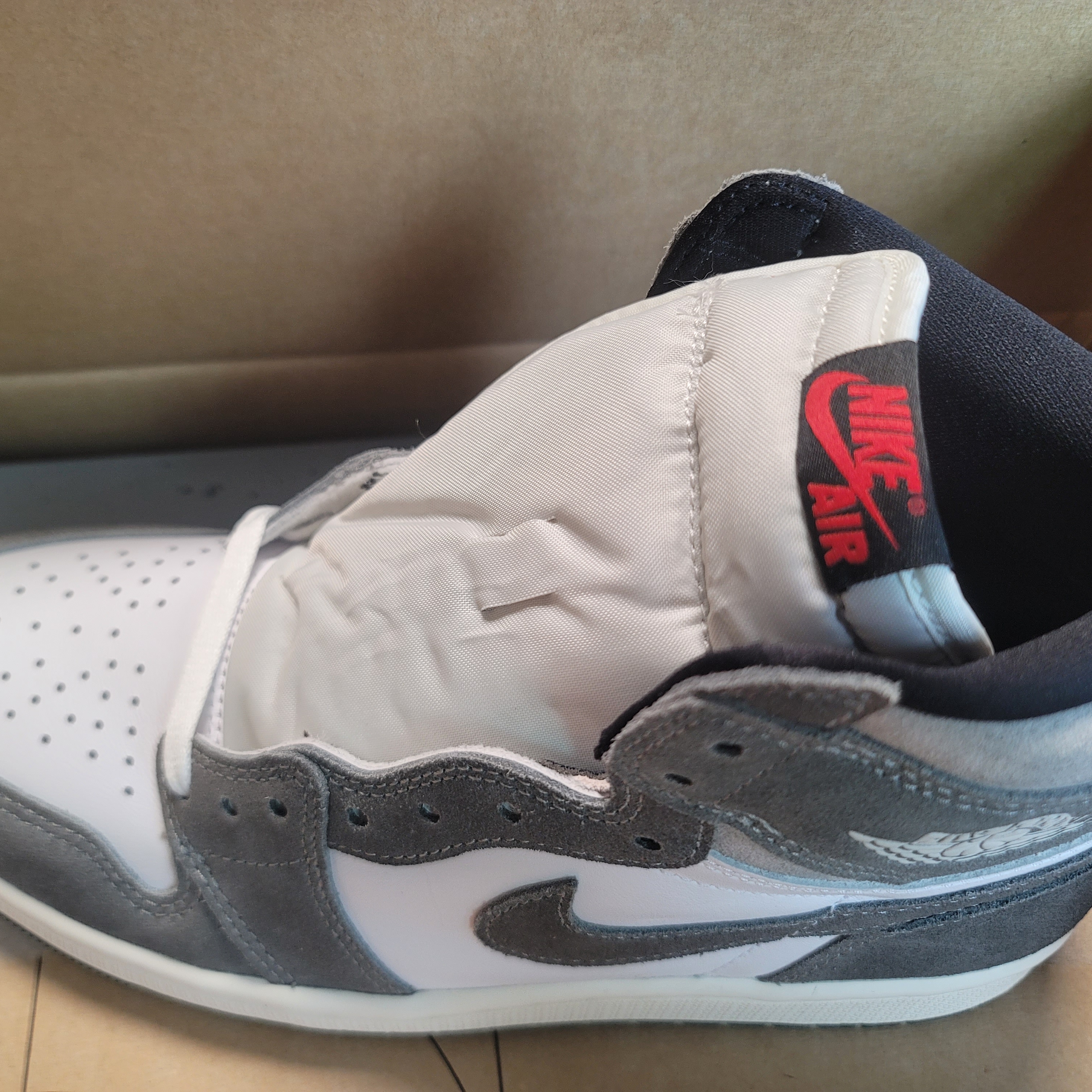 Jordan 1 Retro High OG Black and Smoke Grey 착용 스타일 - 2