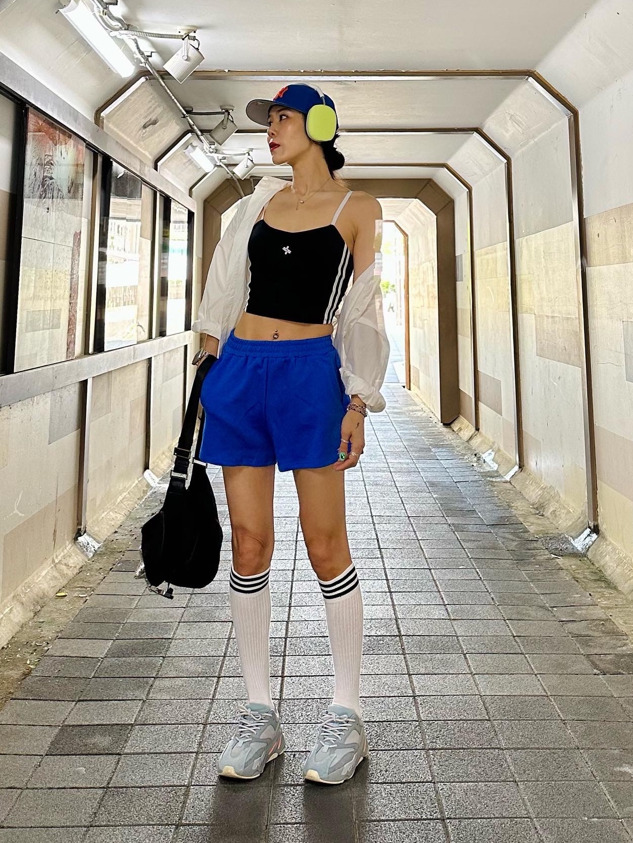 아디다스 이지 부스트 700 이너시아, 애플 에어팟 맥스 라이트닝 실버 (국내 정식 발매 제품) 착용 스타일 - 2