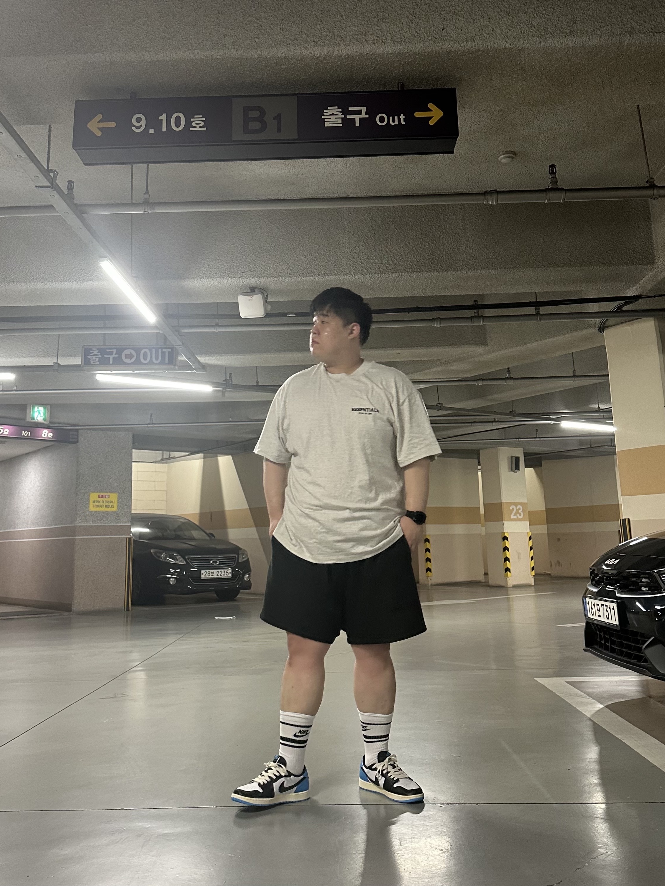 Jordan 1 Retro Low OG Black and Dark Powder Blue, Essentials The Core Collection T-Shirt Light Oatmeal 착용 스타일