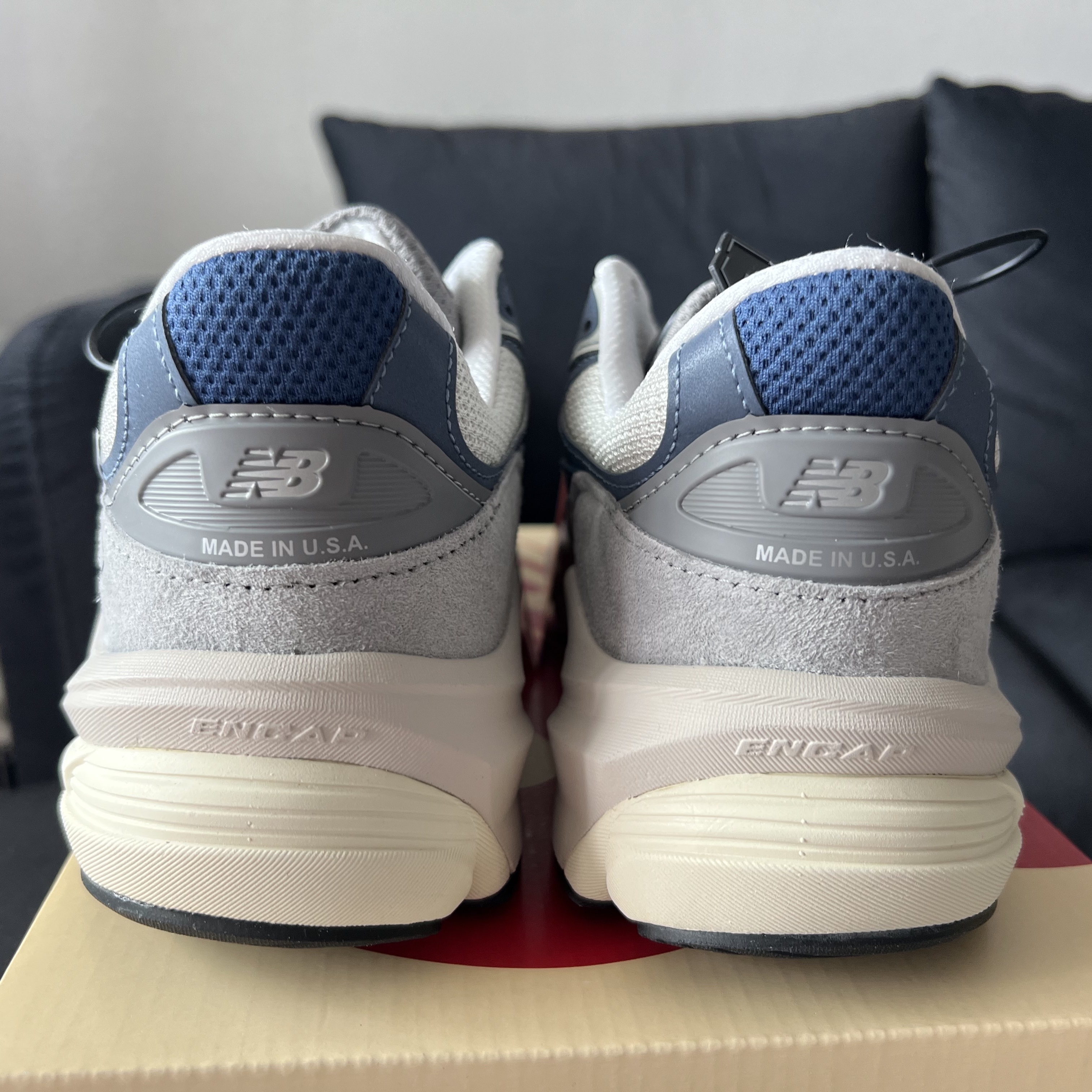 New Balance 990v6 Made in USA Gray Suede 착용 스타일 - 3