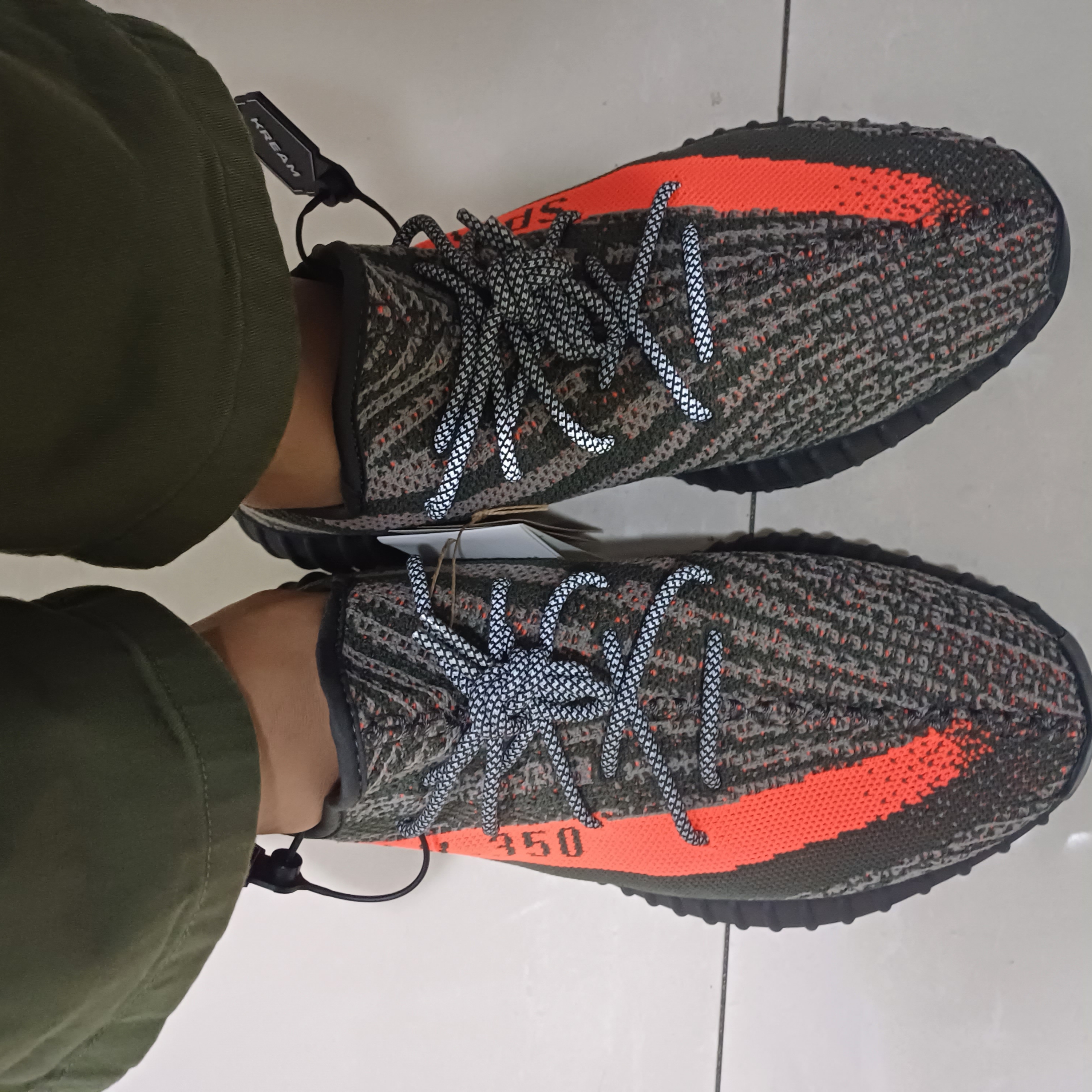 Adidas Yeezy Boost 350 V2 Carbon Beluga 착용 스타일 - 1