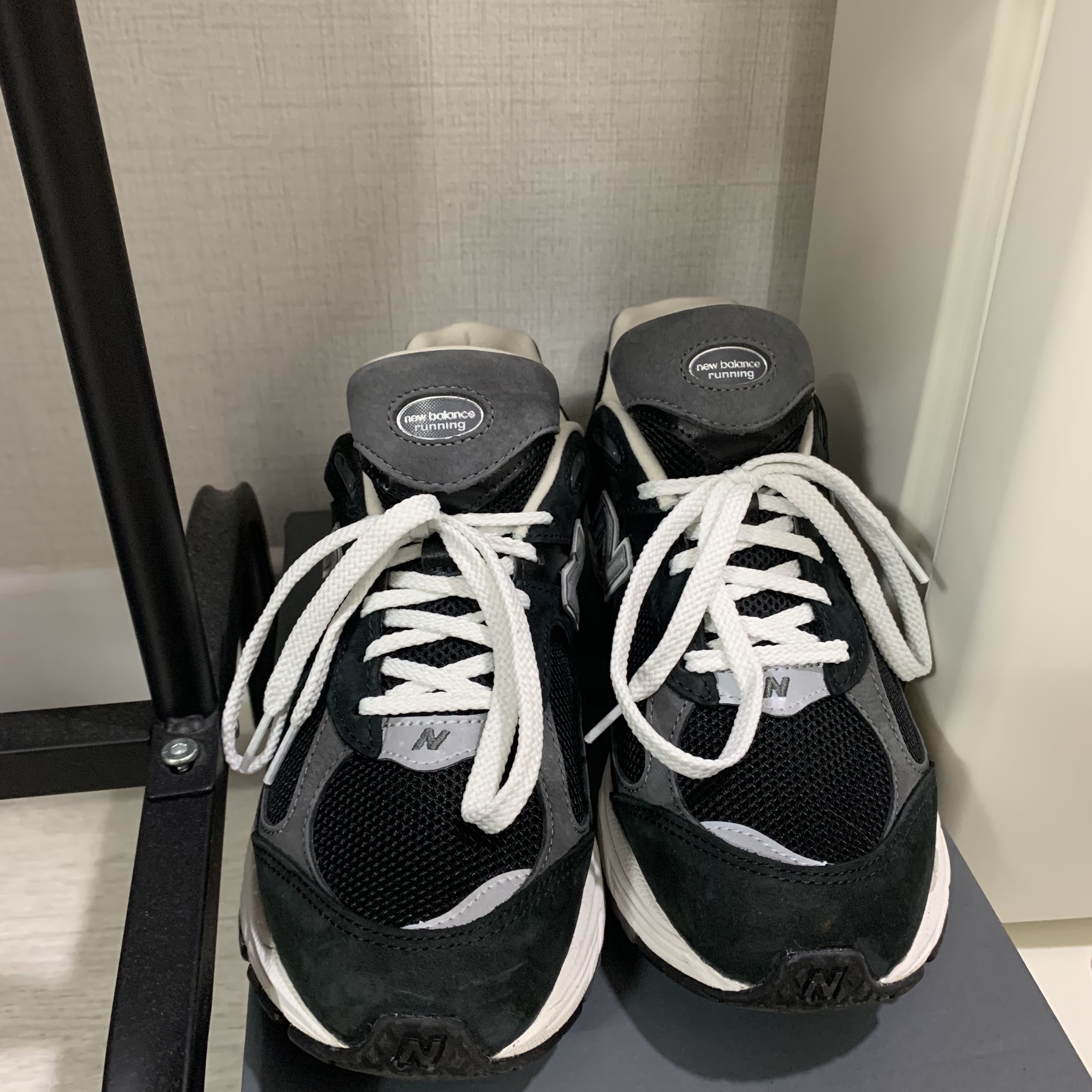 New Balance 2002R Premium Vintage Black 착용 스타일