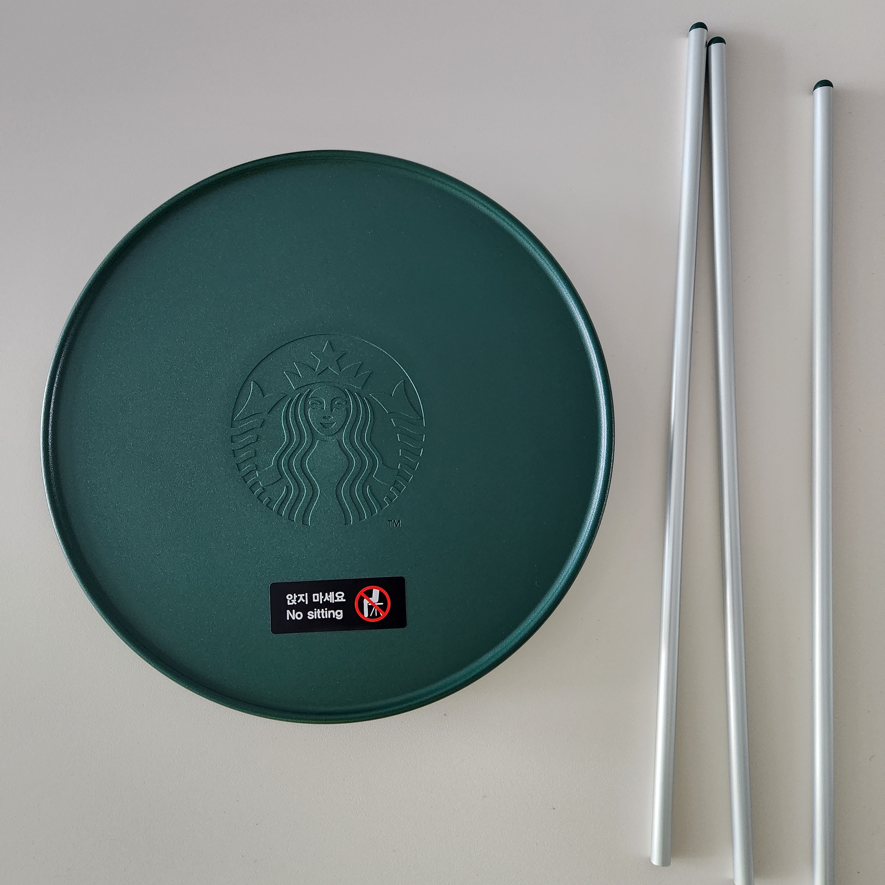 Starbucks x Helinox Side Table Green 착용 스타일 - 5