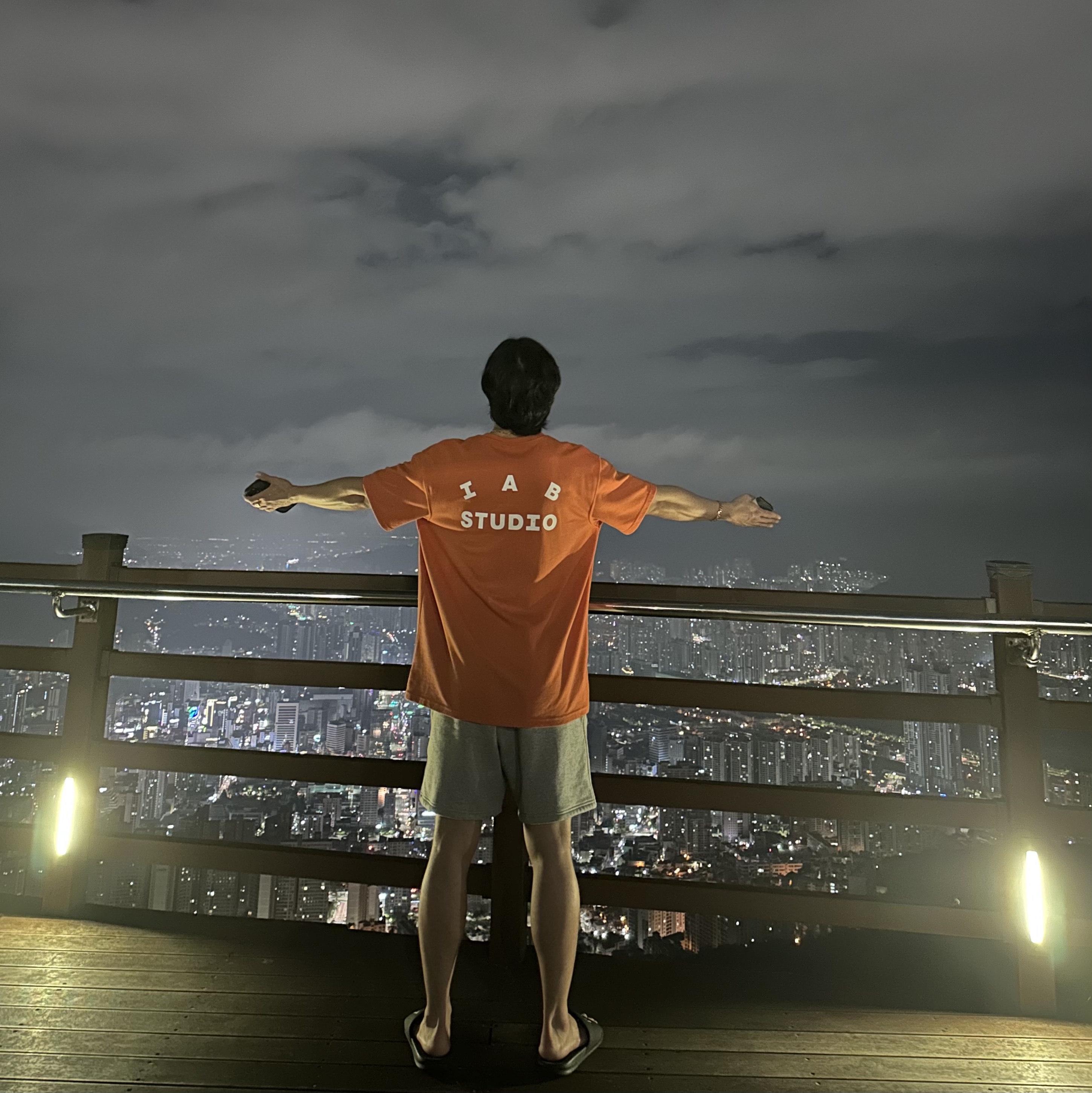 IAB Studio T-Shirt Orange, Nike NRG Solo Swoosh Fleece Shorts Dark Grey Heather - Asia 착용 스타일