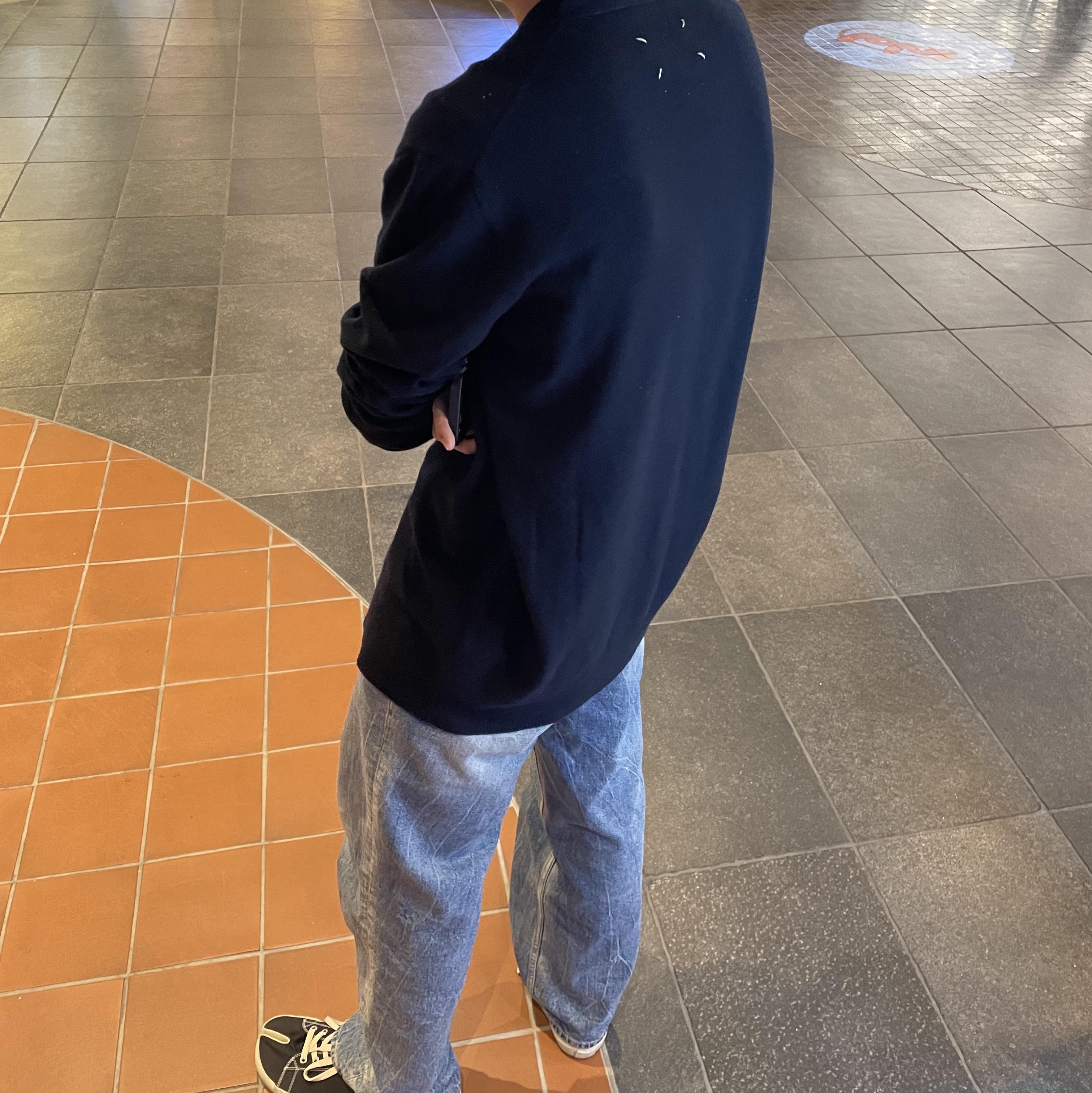 Maison Margiela Tabi Sneakers Black, Maison Margiela Cashmere Cardigan Navy 착용 스타일