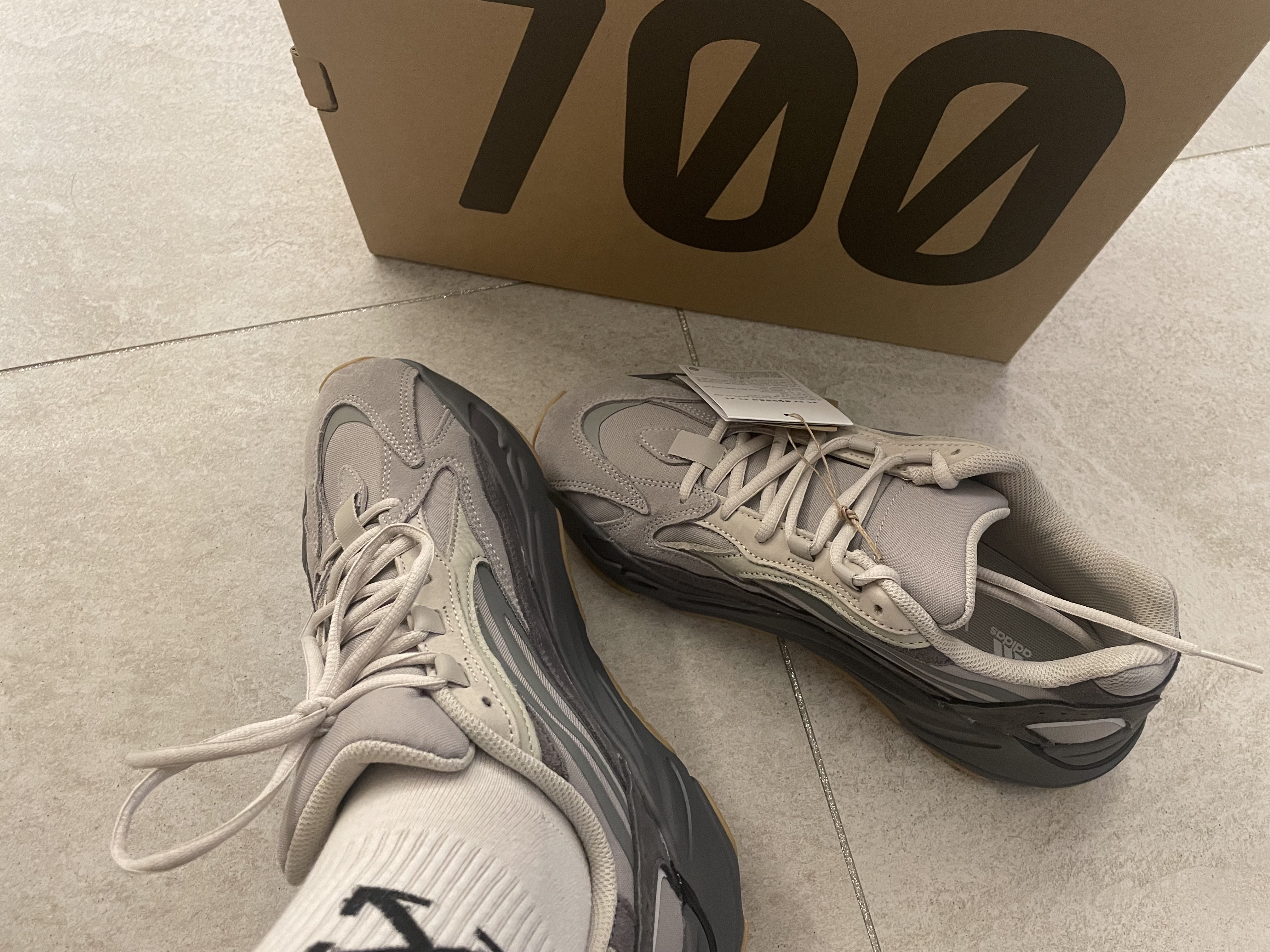Adidas Yeezy Boost 700 V2 Tephra 2023 착용 스타일