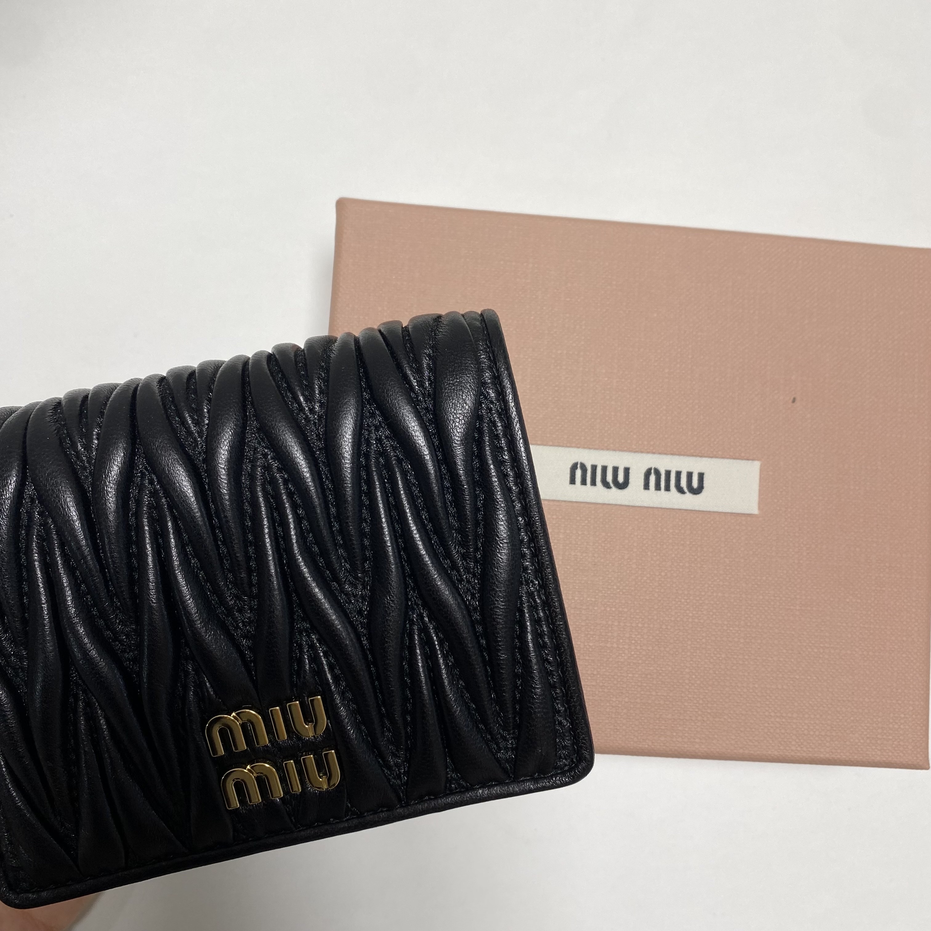 Miu Miu Matelasse Nappa Leather Wallet Black 착용 스타일 - 1
