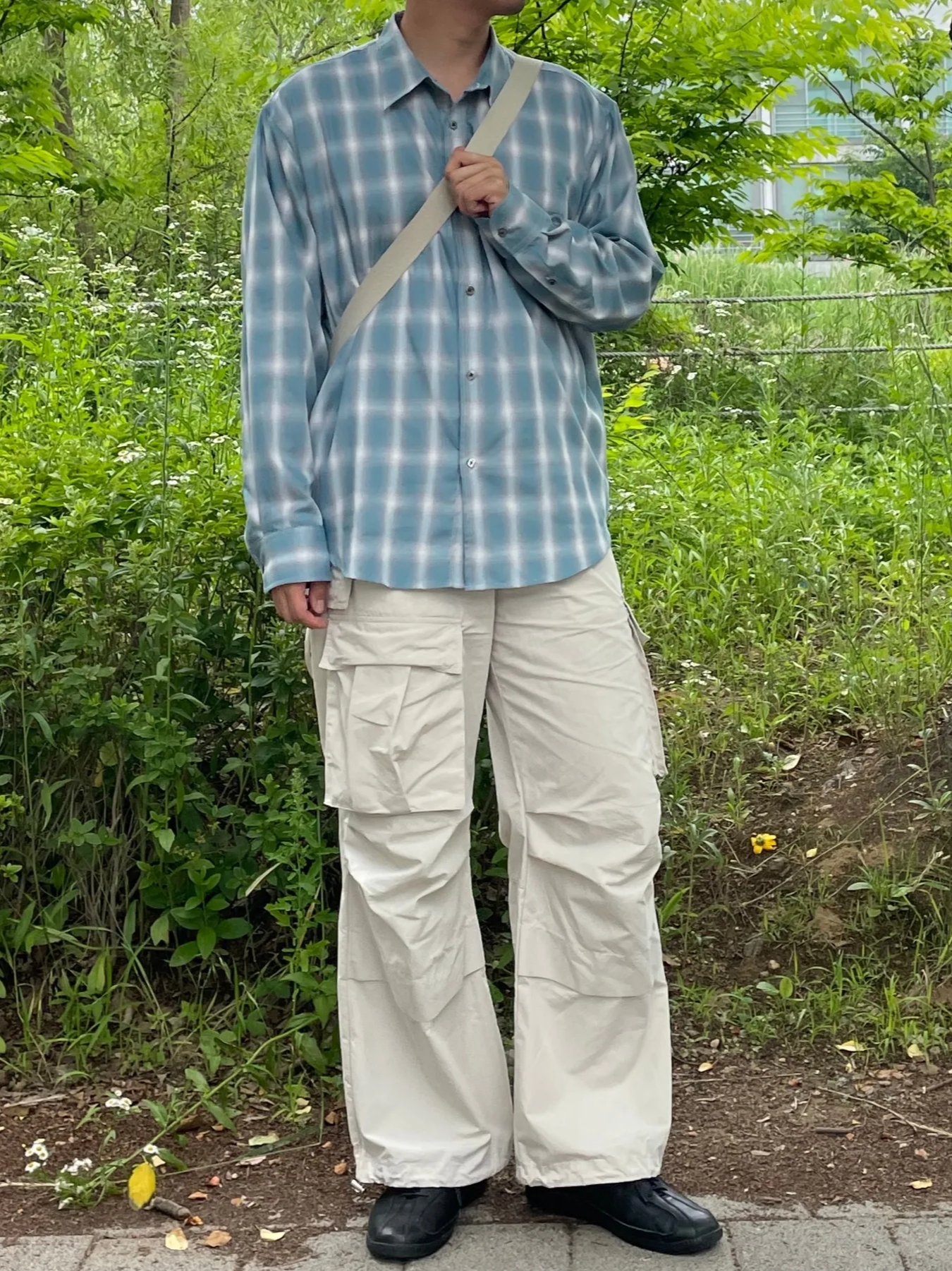 Uniqlo U Drawstring Shoulder Bag Natural 착용 스타일 - 1