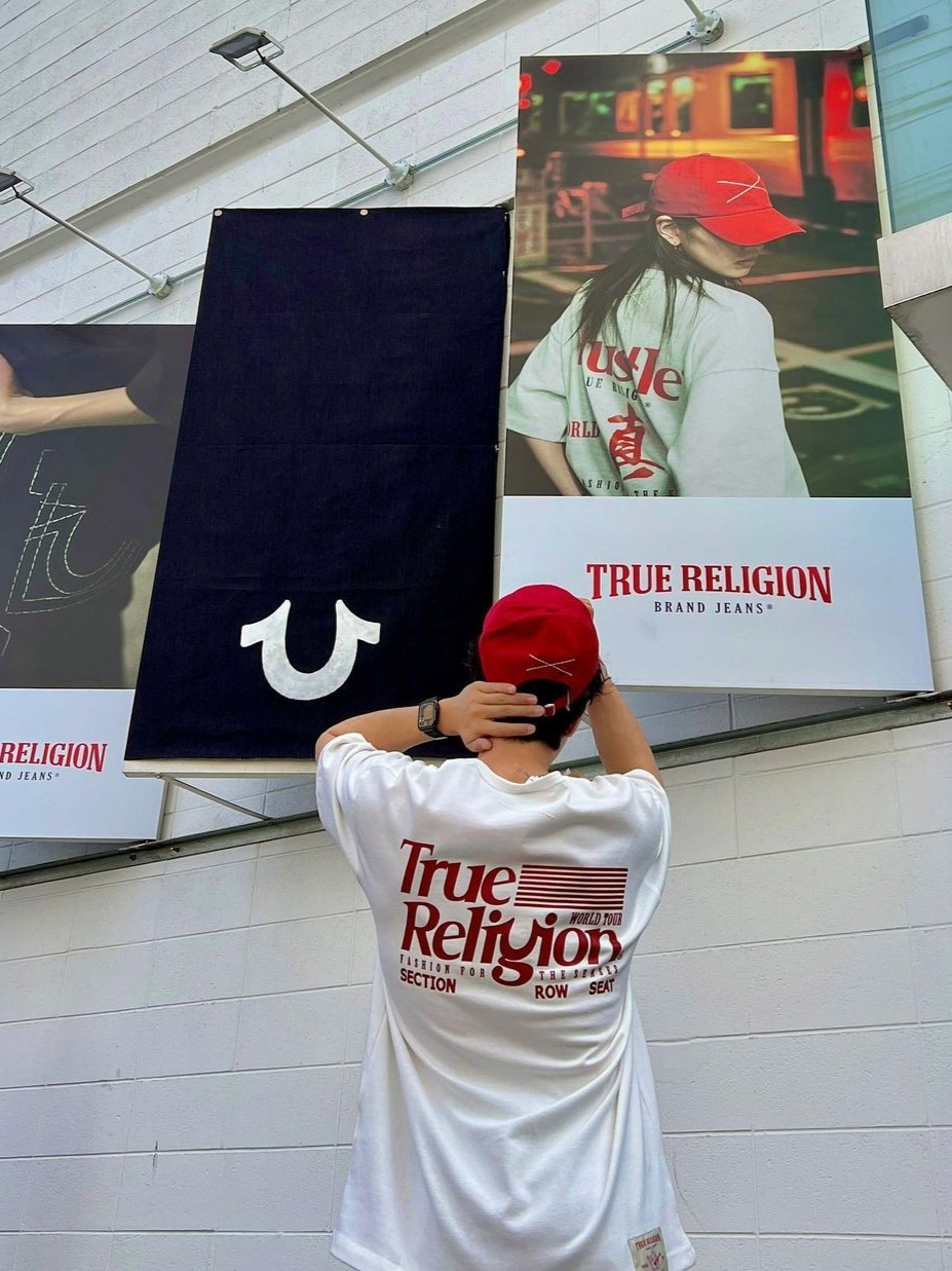 True Religion Vision Logo T-Shirt Melange Grey, True Religion X Stitch Cap Red 착용 스타일 - 1