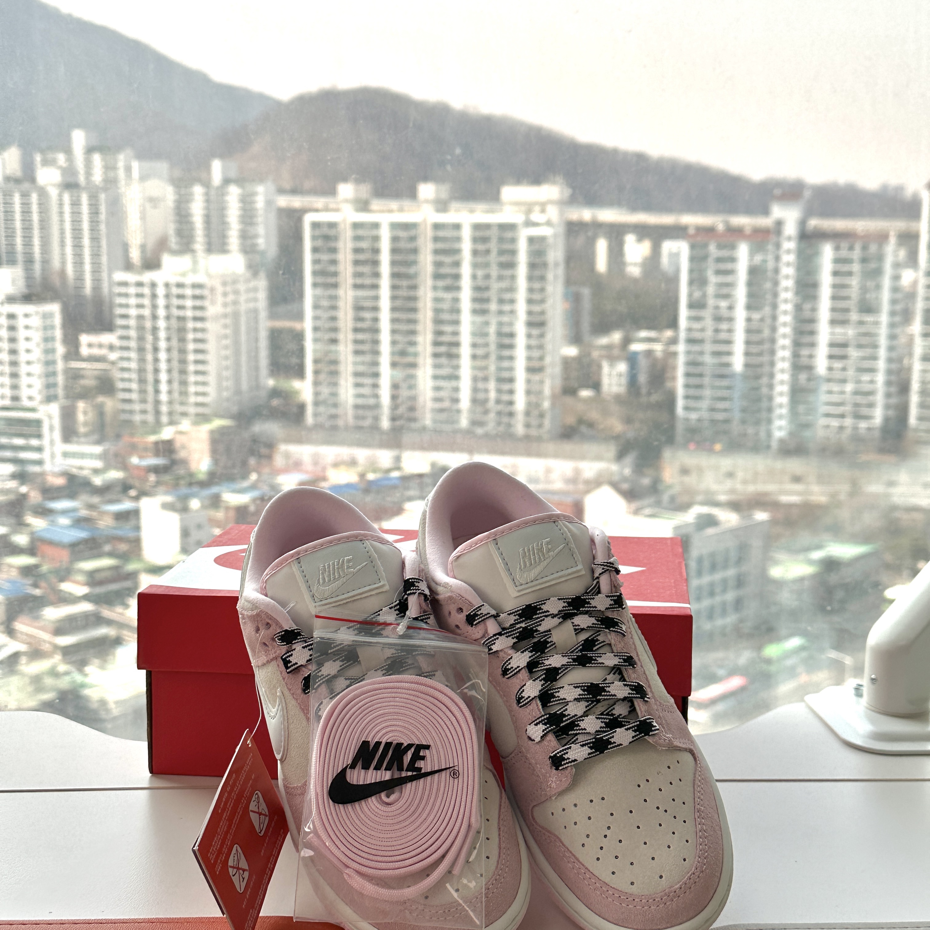 (W) Nike Dunk Low LX Pink Foam 착용 스타일 - 2
