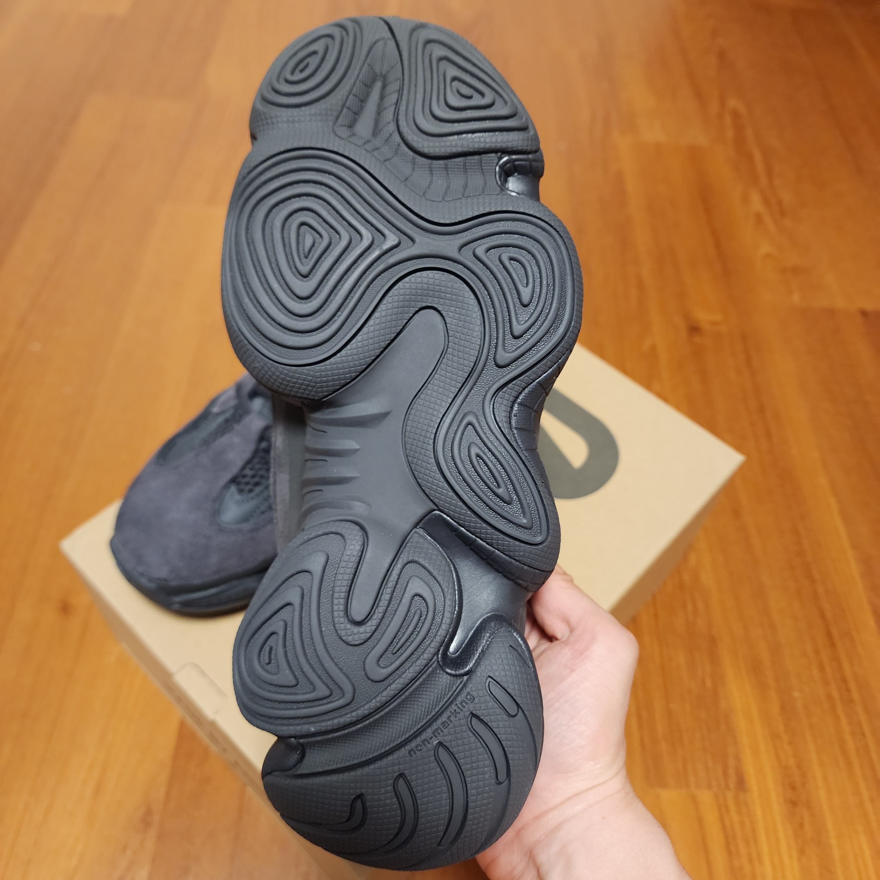 아디다스 이지 500 유틸리티 블랙 2022/2023 착용 스타일 - 4