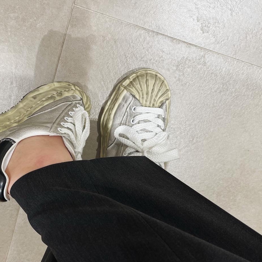 Maison Mihara Yasuhiro Blakey OG Sole Distressed Canvas Low-top Sneakers White 착용 스타일 - 3