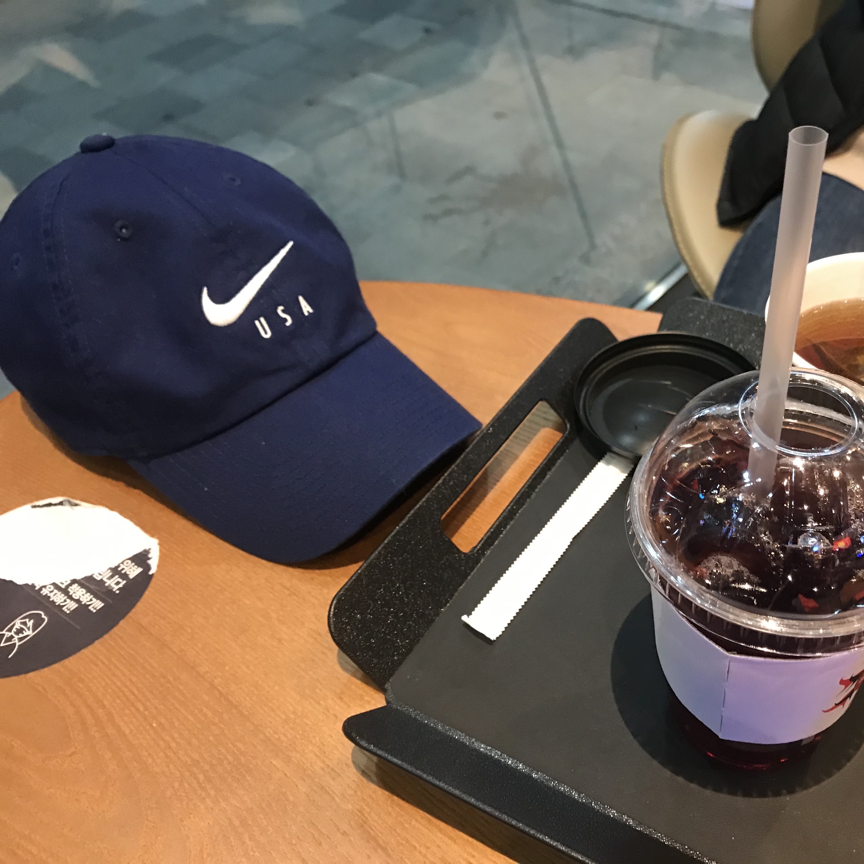 Nike Heritage 86 Futura Washed Cap Black White, Stussy Plush T-Shirt Black 착용 스타일 - 1