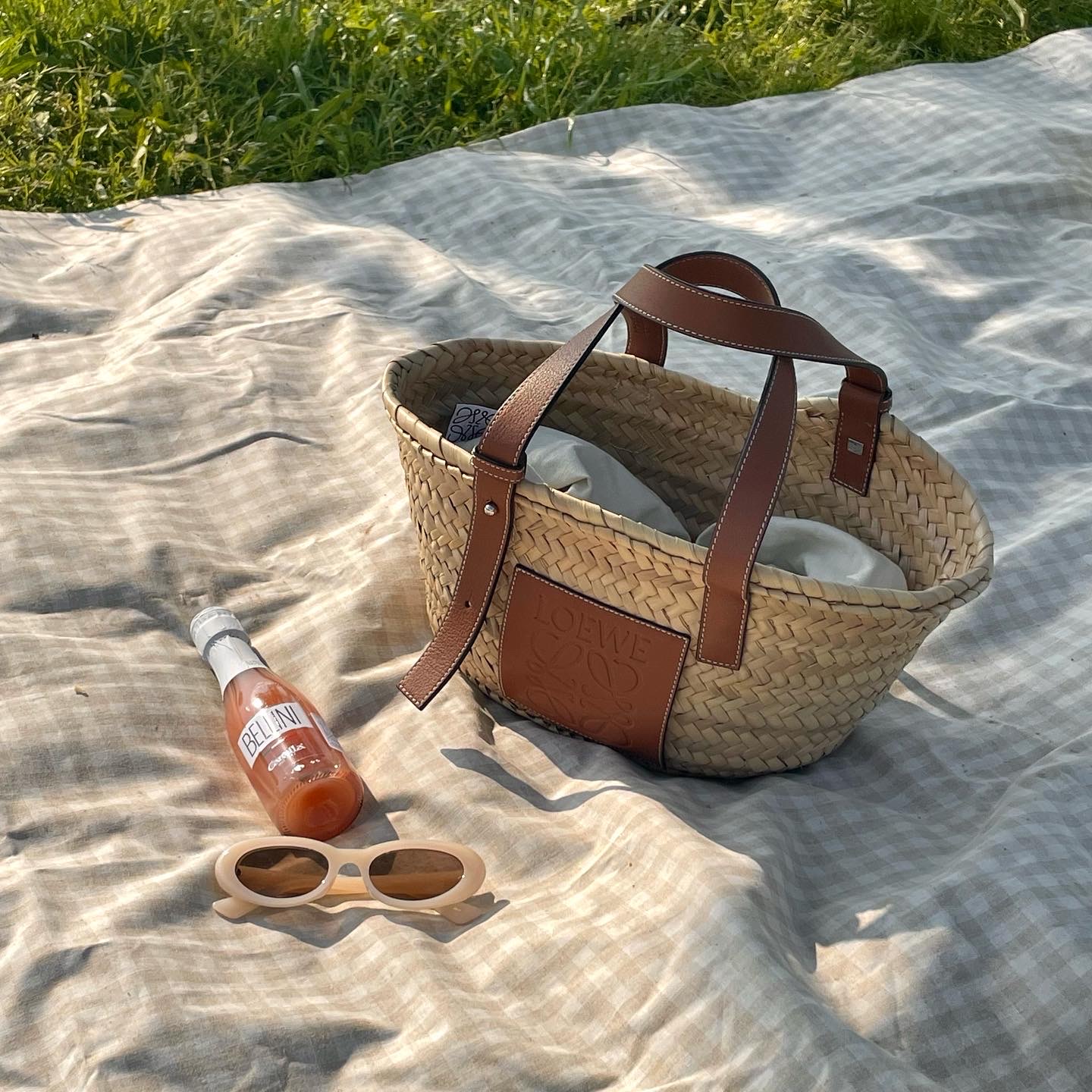 Loewe Small Basket Bag in Palm Leaf and Calfskin Natural Tan 착용 스타일