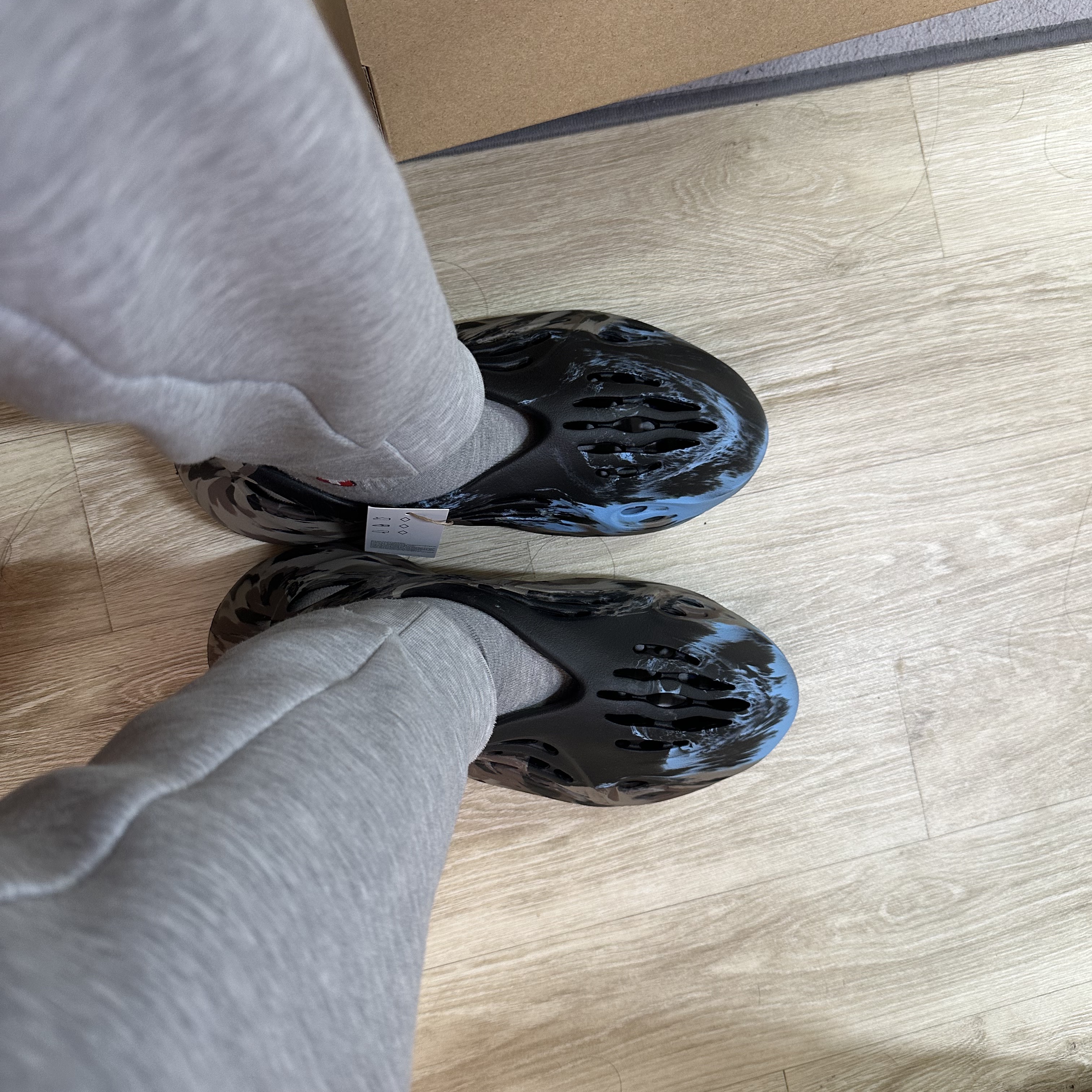 Adidas Yeezy Foam RNNR MX Cinder 착용 스타일