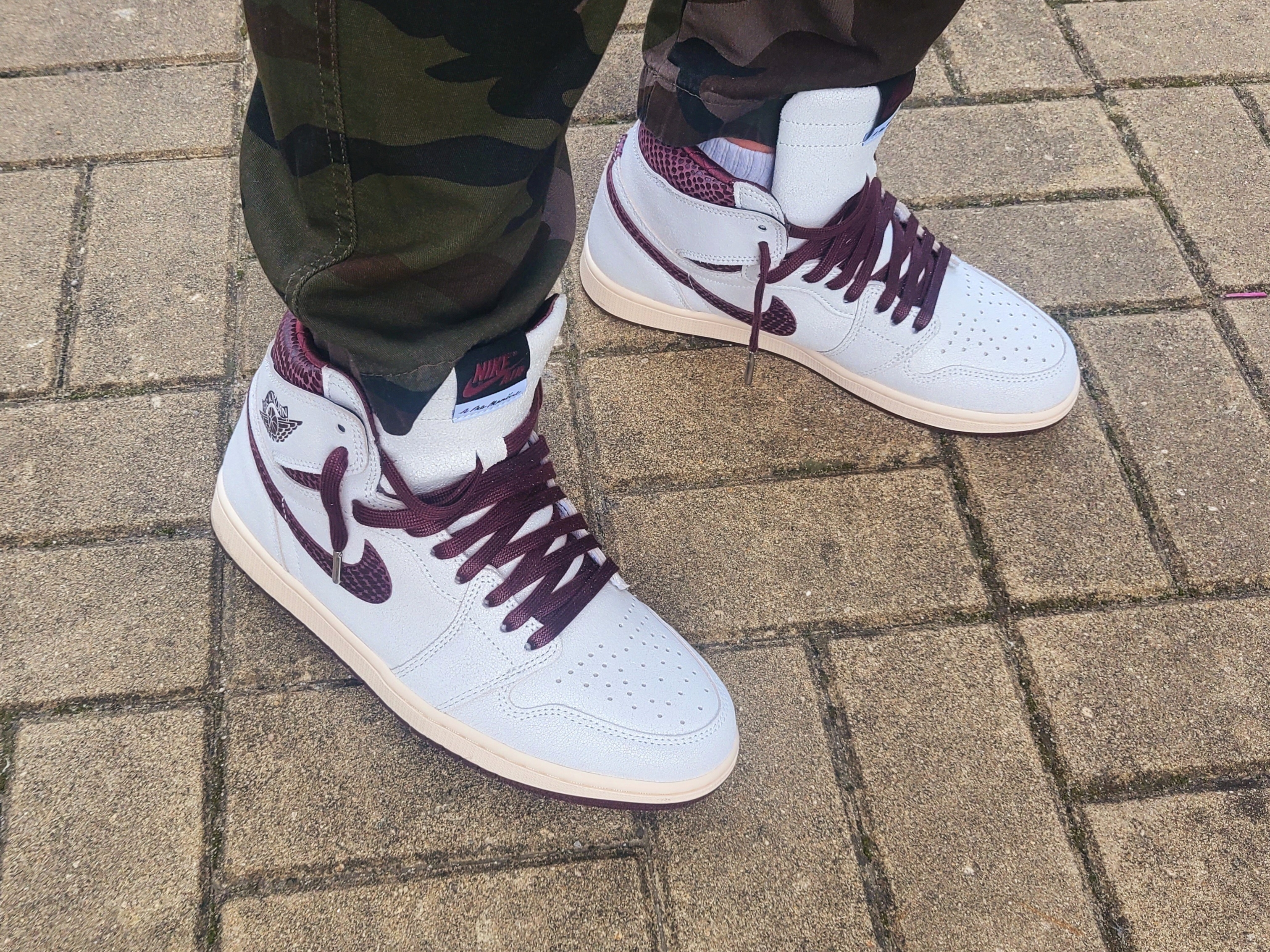 Jordan 1 x A Ma Maniere Retro High OG SP Sail and Burgundy 착용 스타일 - 1