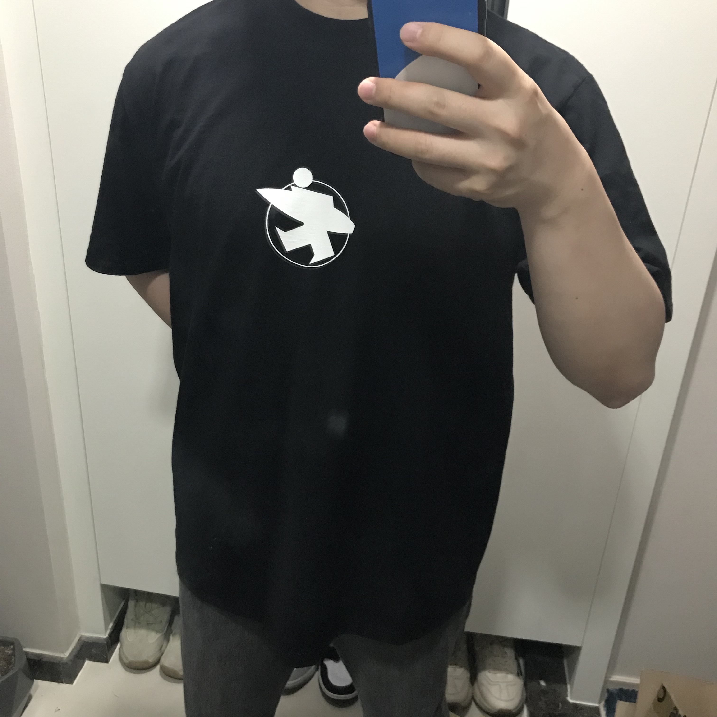 Stussy Surf Stock T-Shirt Black 착용 스타일
