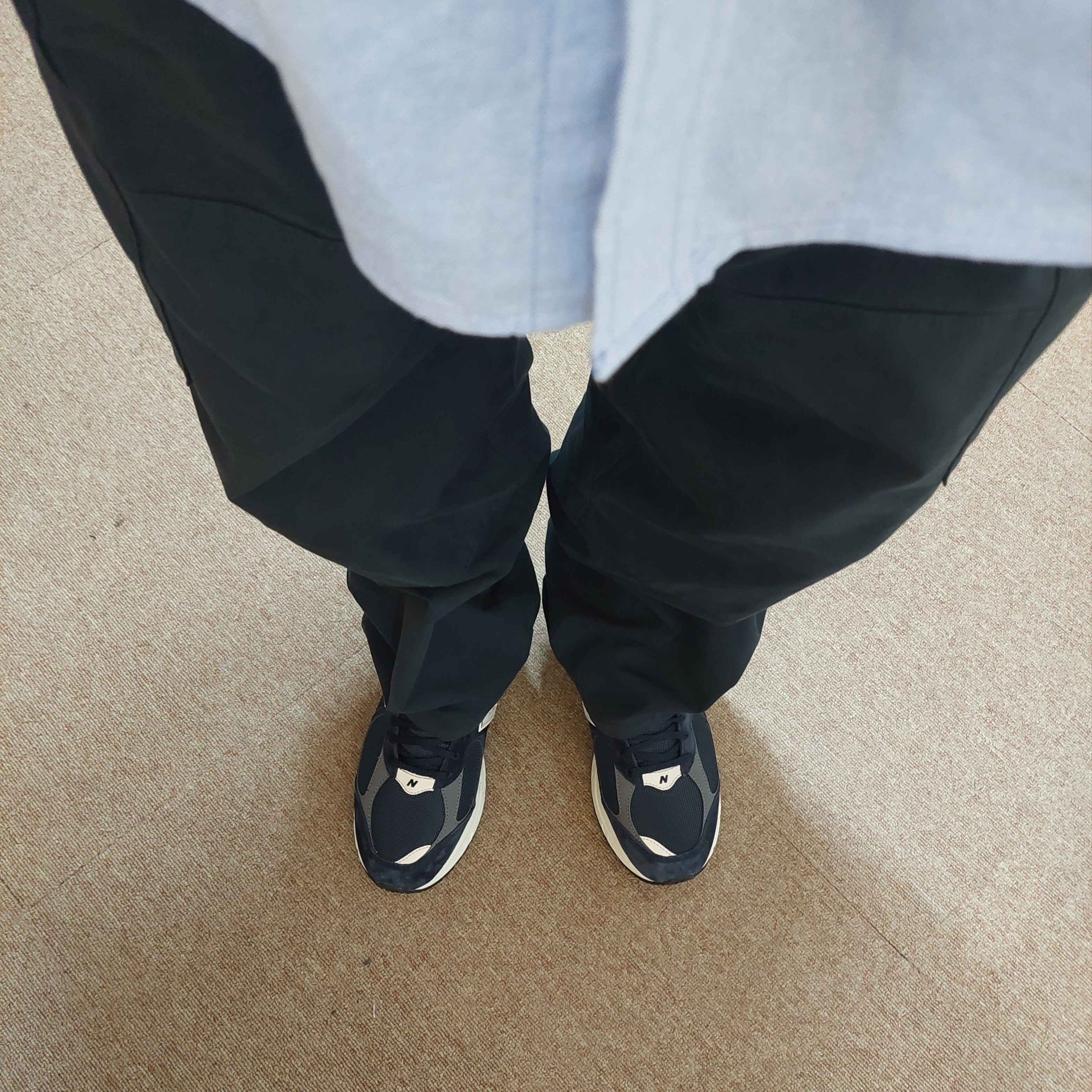 New Balance 2002R Eclipse Castlerock 착용 스타일