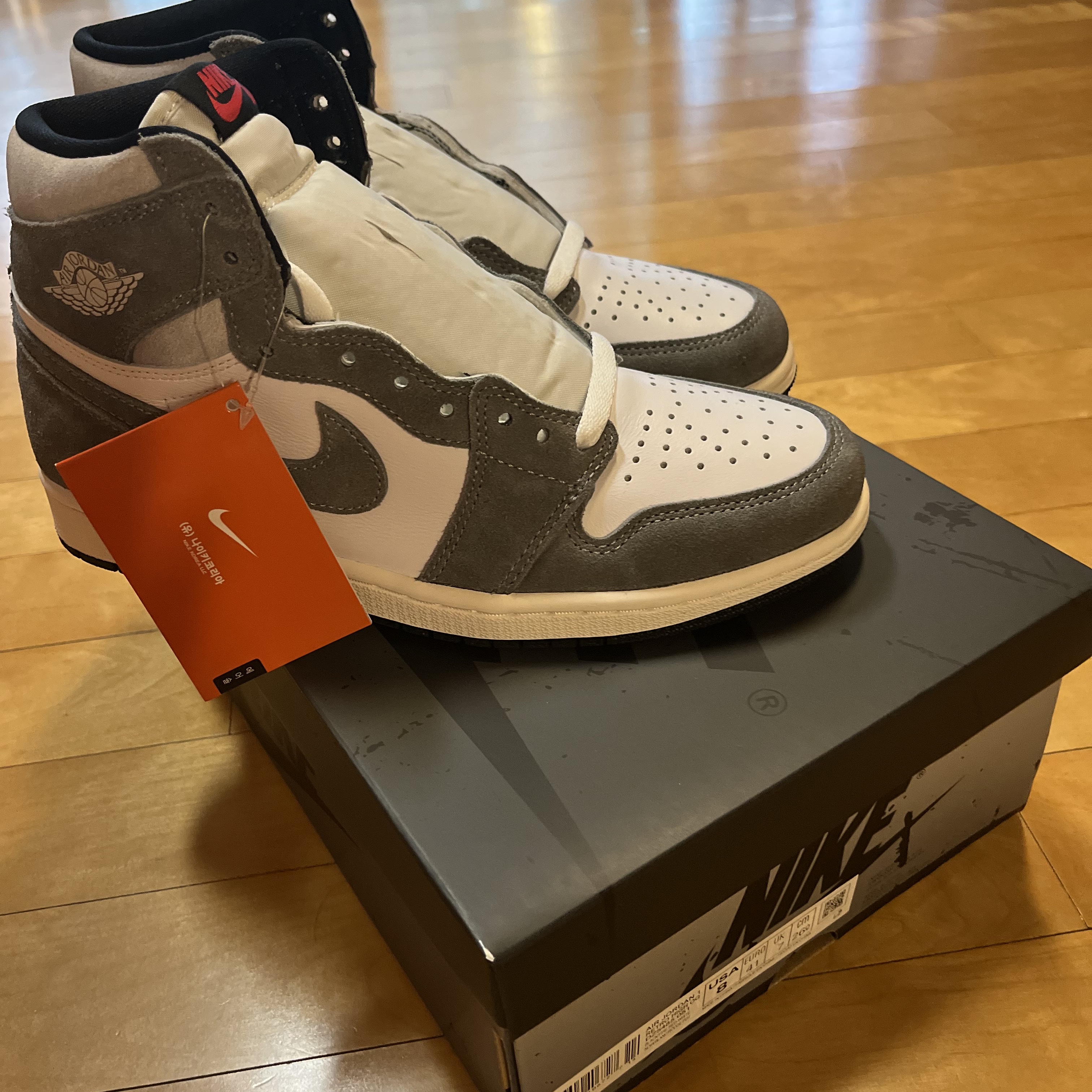 Jordan 1 Retro High OG Black and Smoke Grey 착용 스타일 - 1