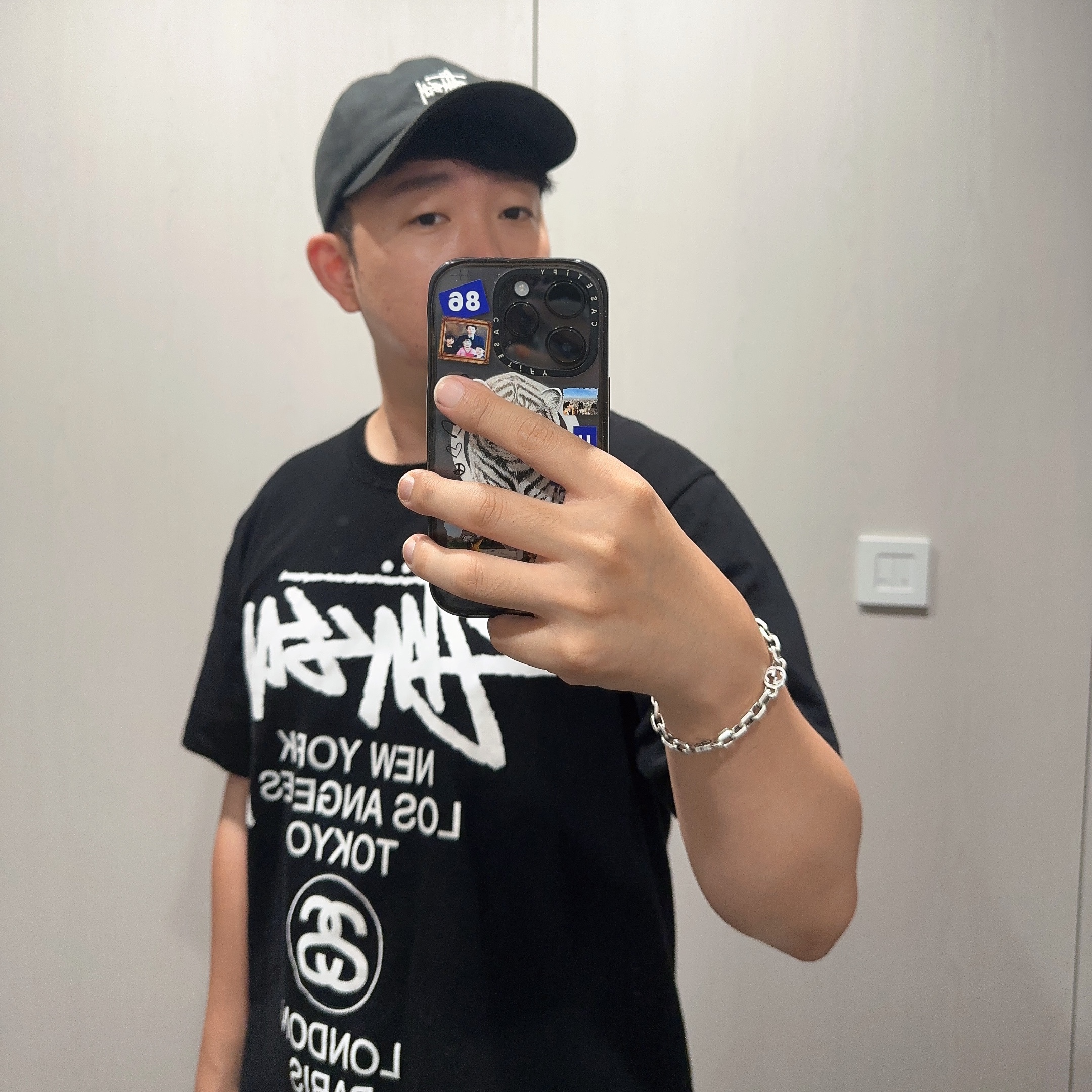 Stussy Basic Stock Low Pro Cap Black, Stussy World Tour T-Shirt Black 착용 스타일