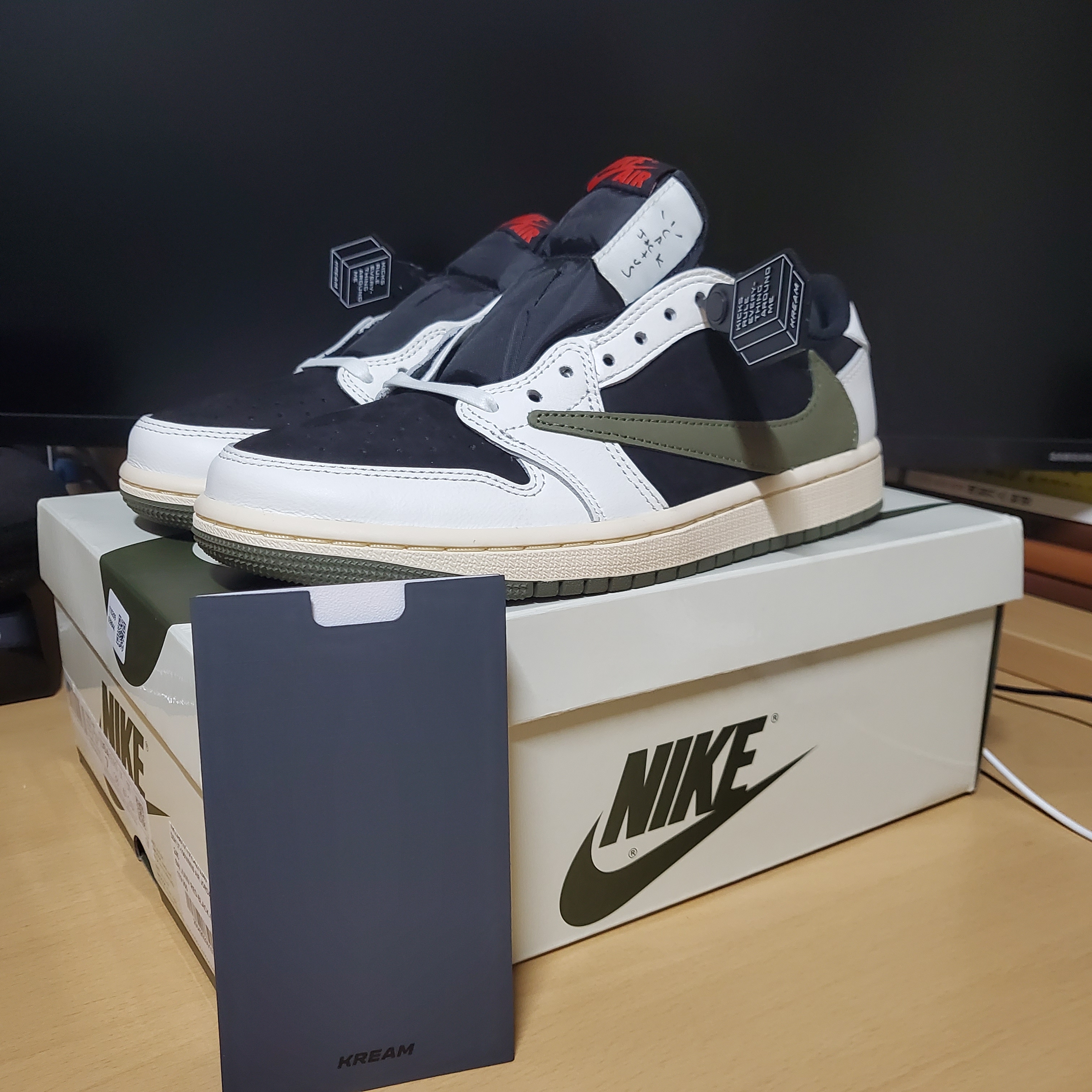(W) Jordan 1 x Travis Scott Retro Low OG SP Medium Olive 착용 스타일 - 2