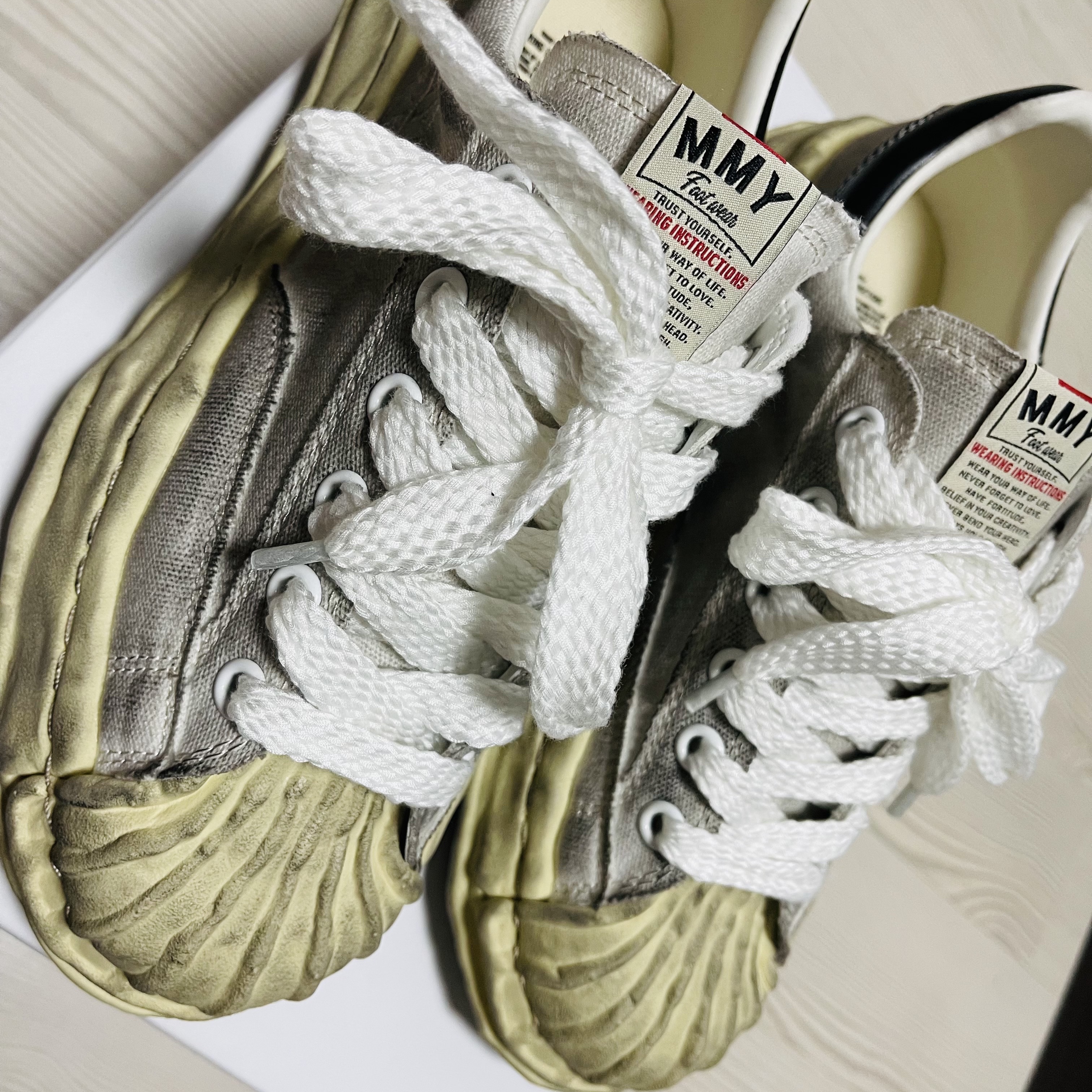 Maison Mihara Yasuhiro Blakey OG Sole Distressed Canvas Low-top Sneakers White 착용 스타일 - 1