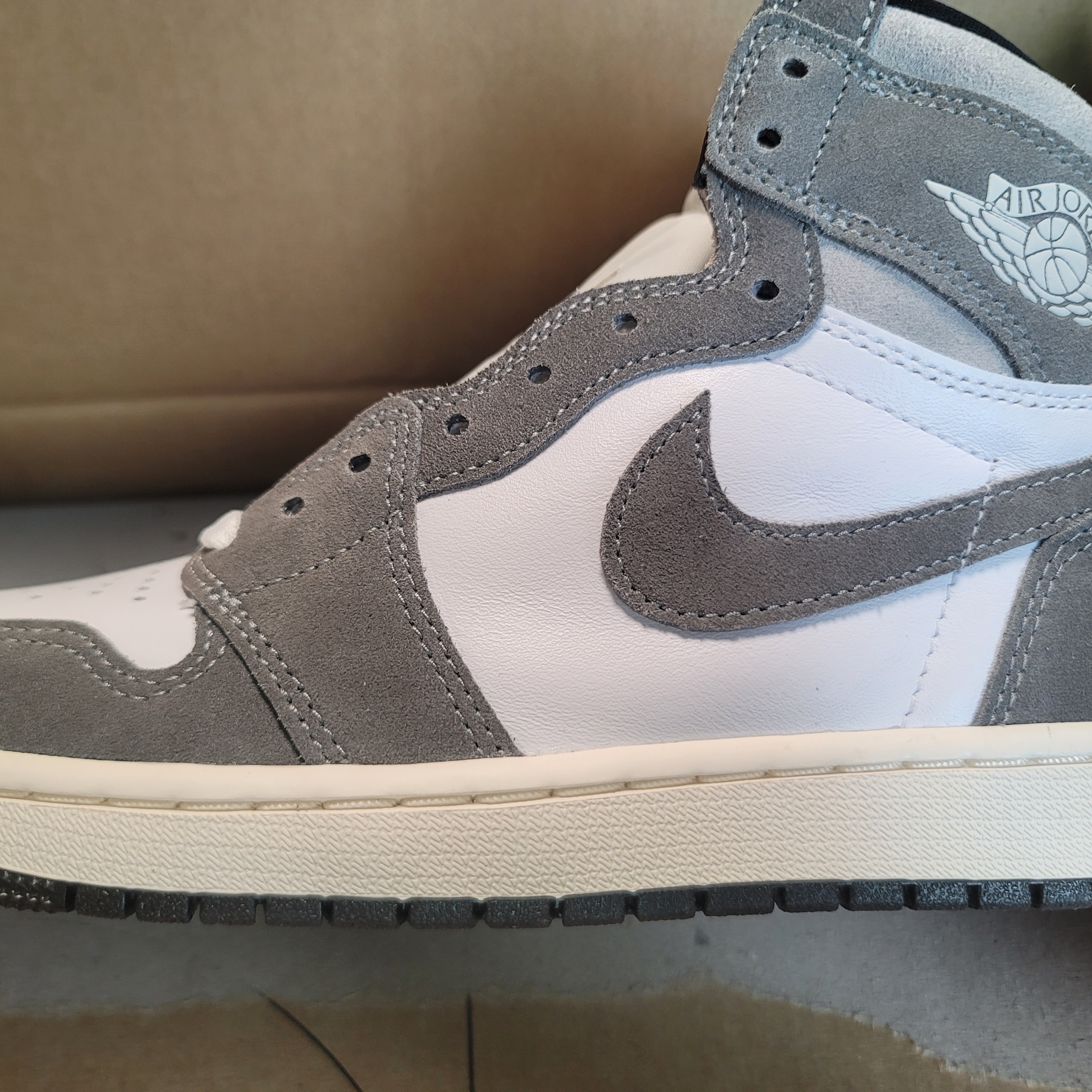 Jordan 1 Retro High OG Black and Smoke Grey 착용 스타일 - 1